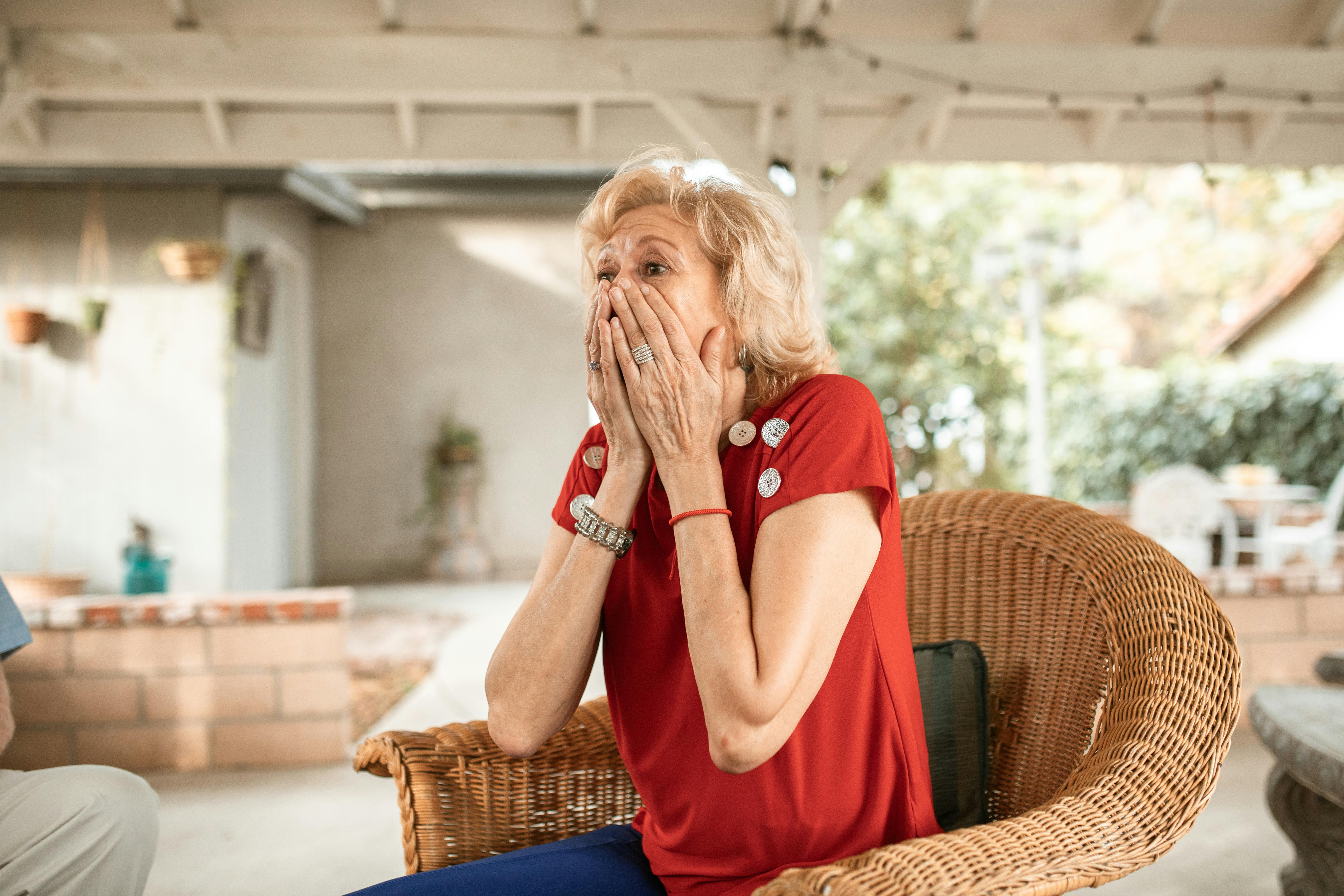Une femme choquée qui se lève de son siège | Source : Pexels