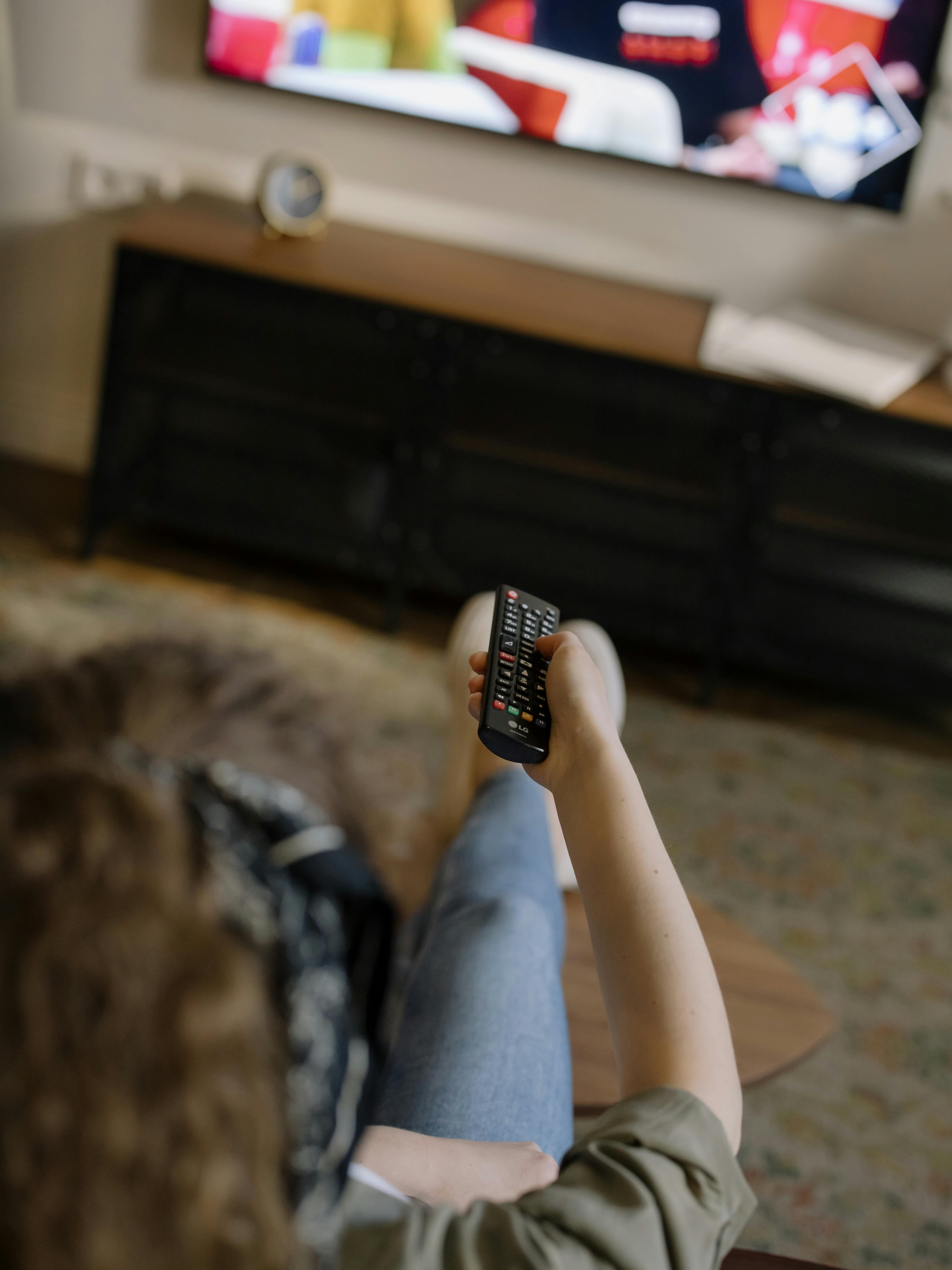 Une femme qui regarde la télévision | Source : Pexels