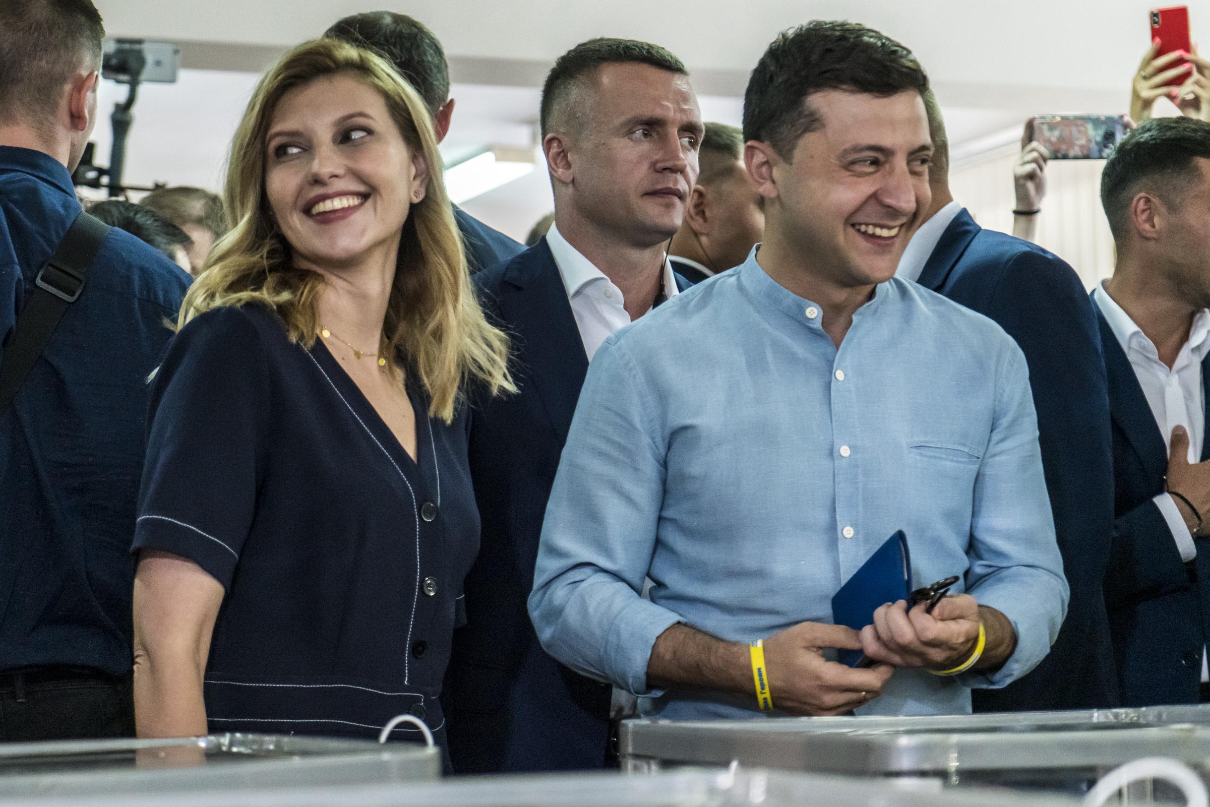 Olena Zelenska et Volodymyr Zelenskiy déposent leur bulletin de vote lors des élections législatives le 21 juillet 2019 à Kiev, en Ukraine | Source : Getty Images