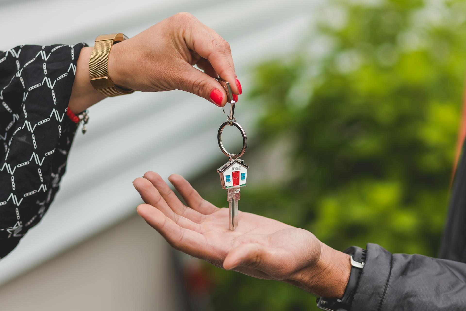 Une femme remet les clés de la maison à un homme | Source : Pexels