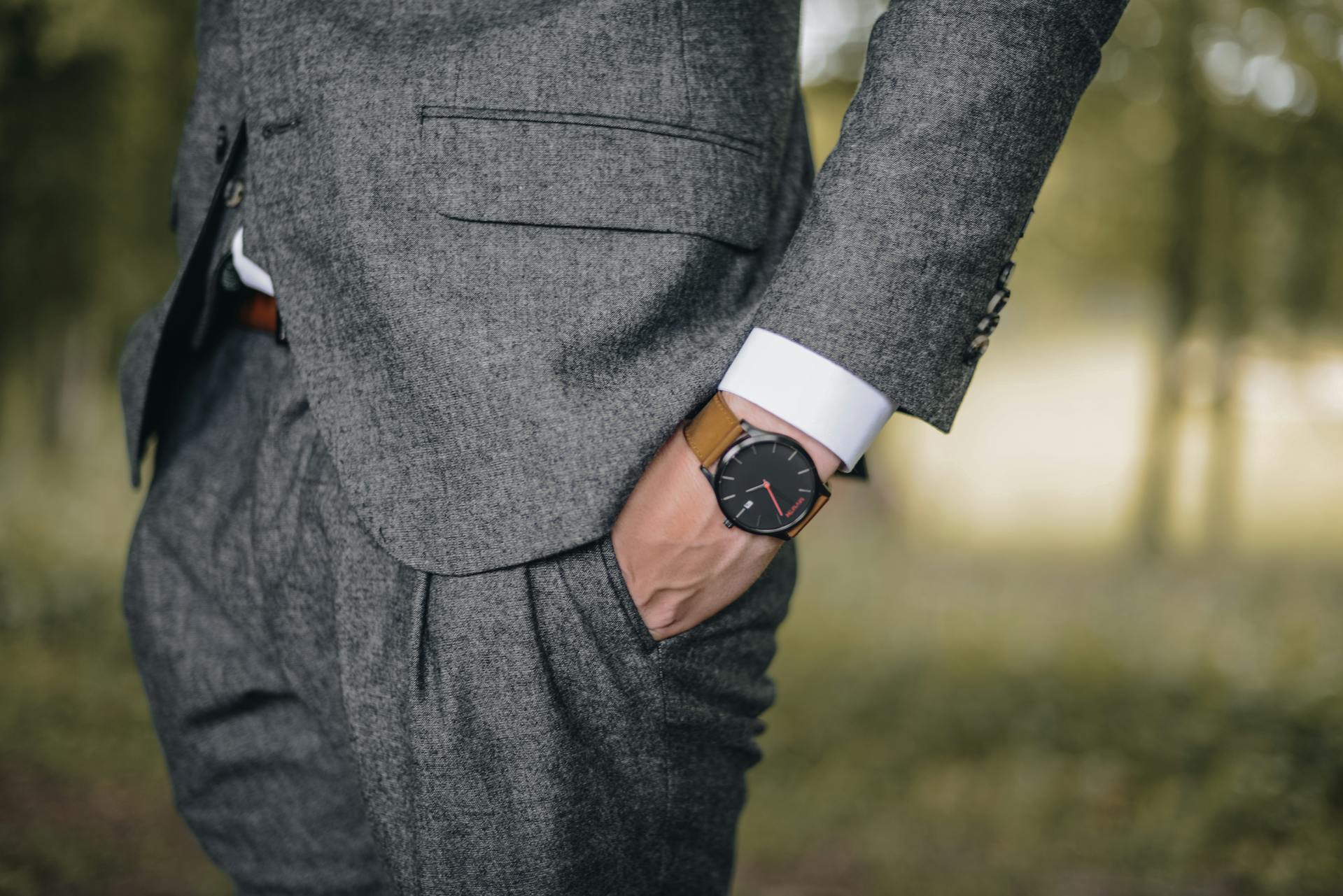 Un gros plan d'un homme en costume | Source : Pexels