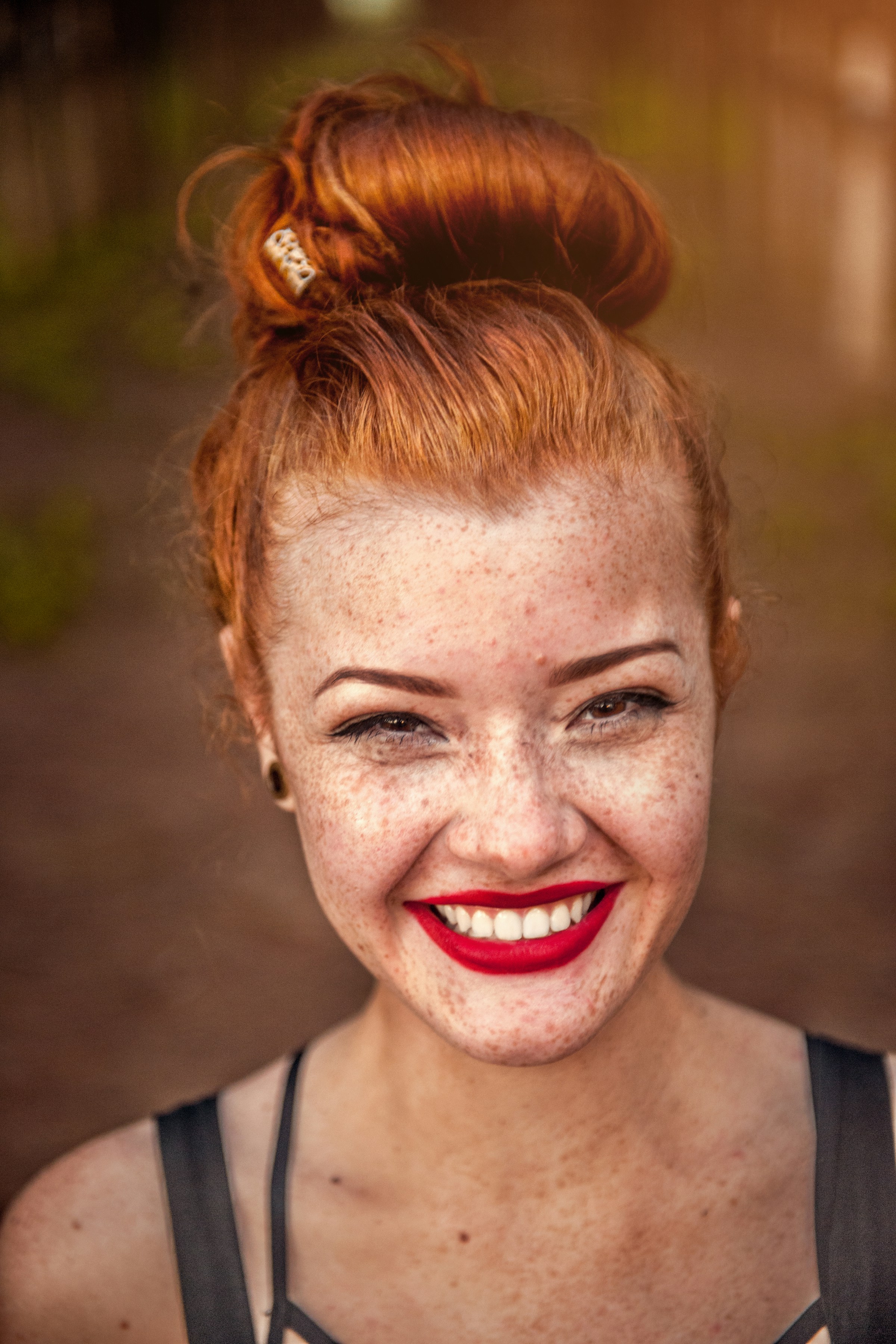 Une femme aux cheveux roux et au rouge à lèvres rouge | Source : Unsplash