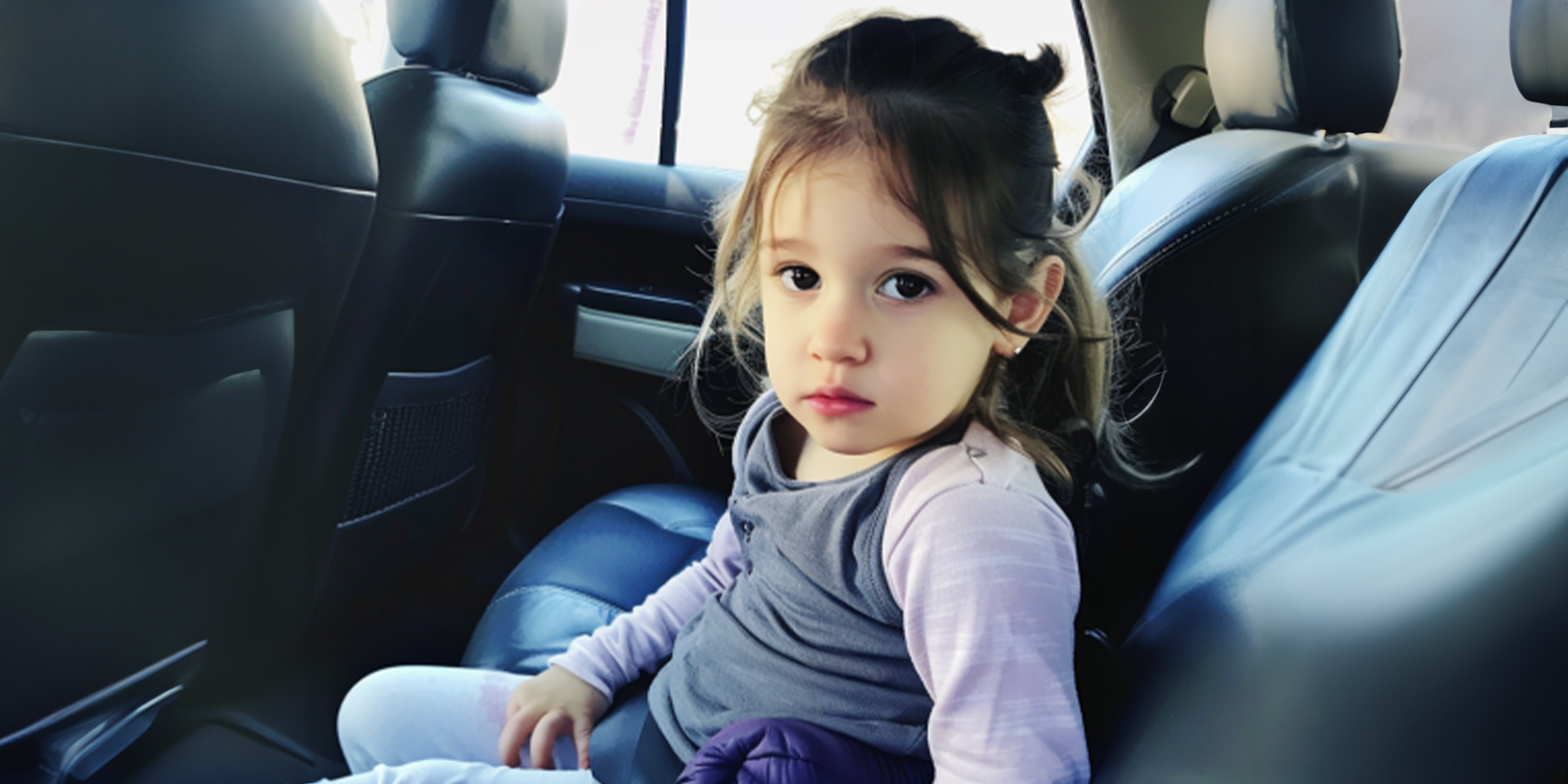 Une petite fille sur la banquette arrière d'une voiture | Source : Ozdomedia