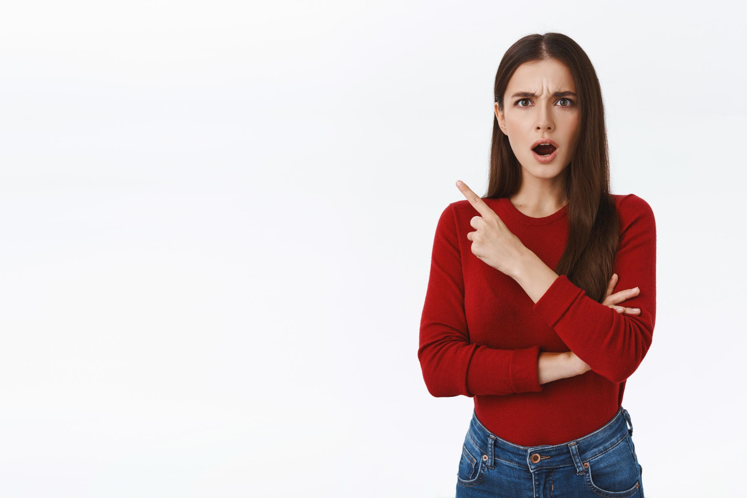 Une femme en colère fait signe à quelqu'un de partir | Source : Freepik