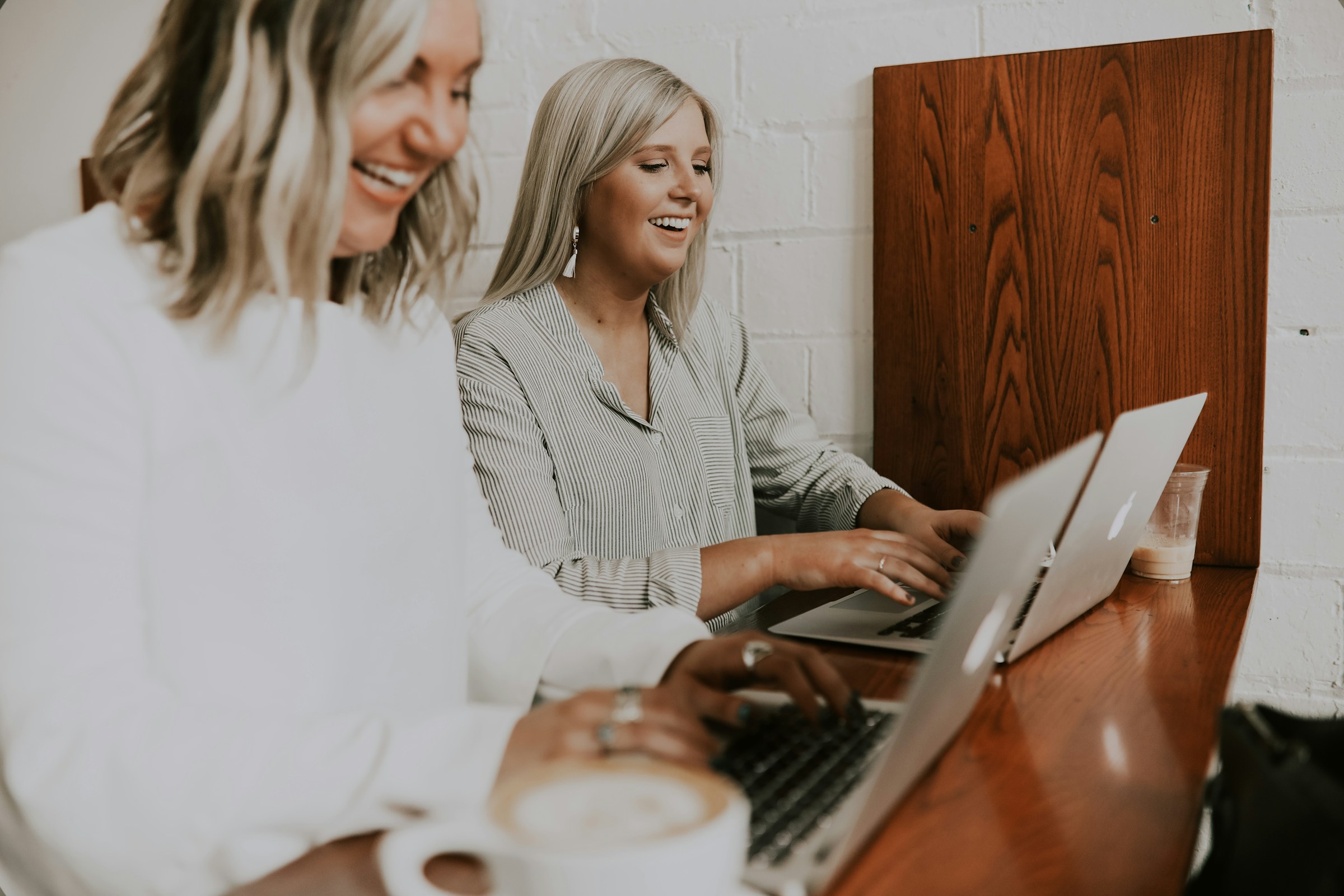Deux femmes assises ensemble | Source : Unsplash
