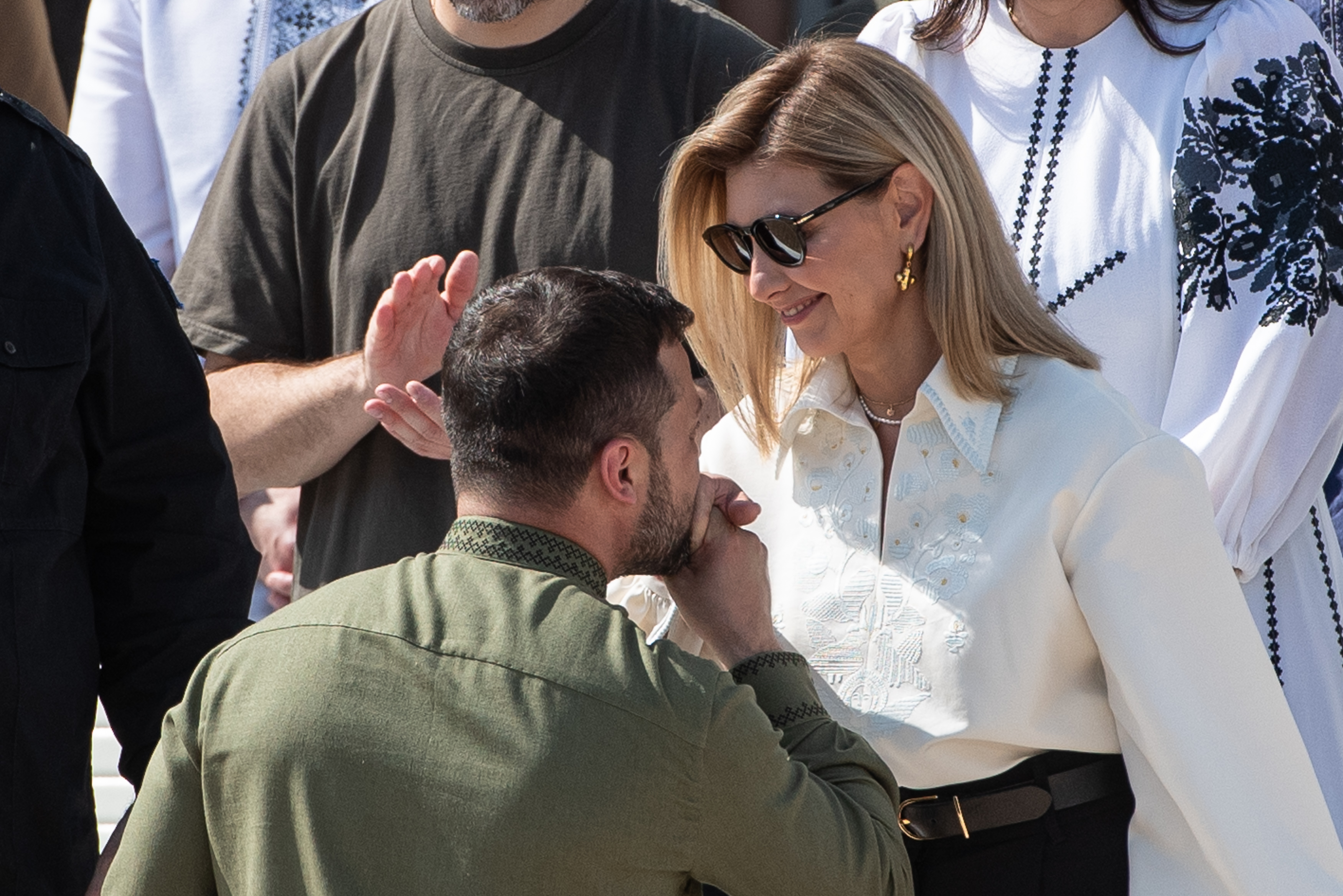 Volodymyr Zelenskyy embrasse la main d'Olena Zelenska lors de la célébration officielle du jour de l'indépendance ukrainienne le 24 août 2023 à Kiev, en Ukraine | Source : Getty Images
