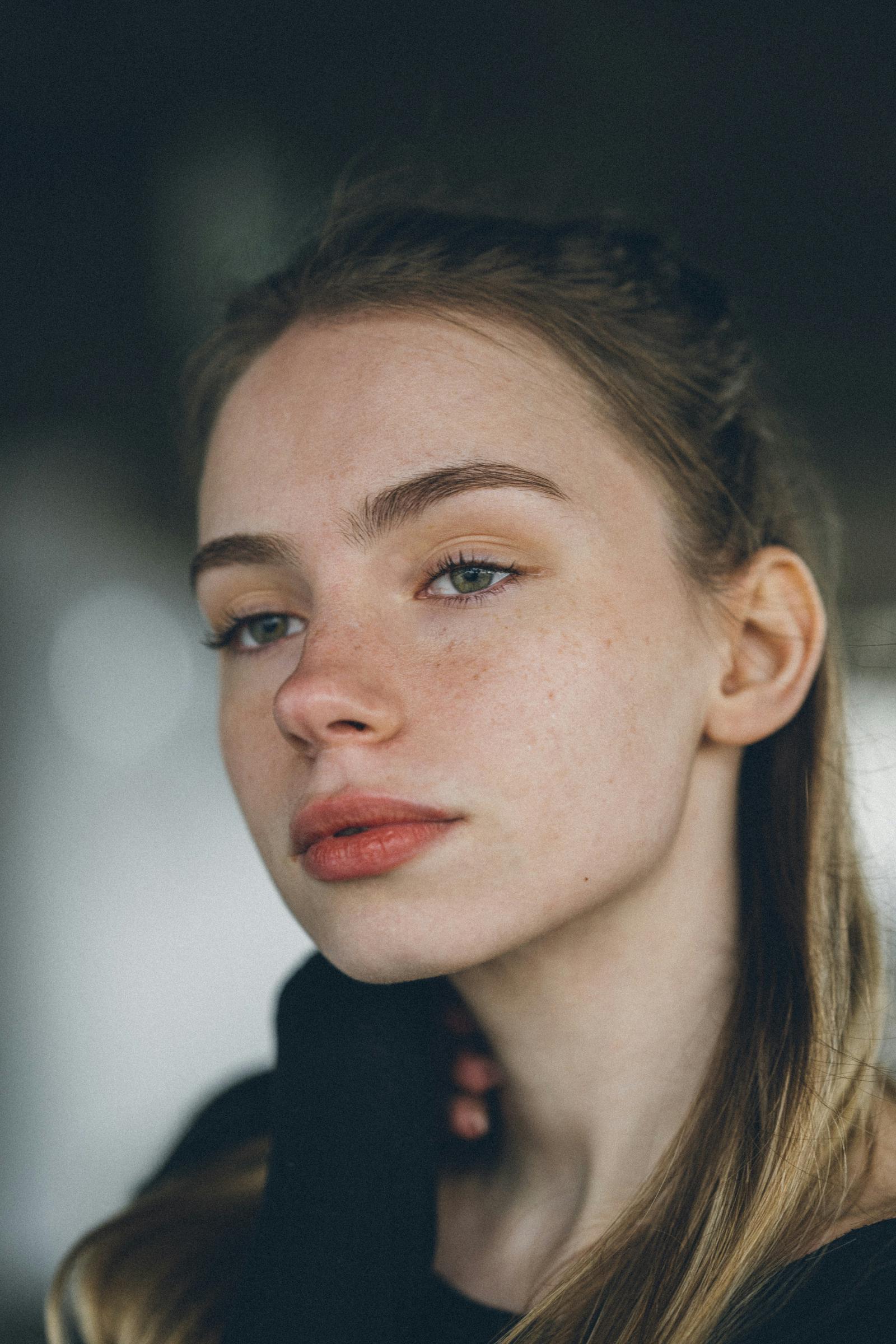 Une adolescente pensive | Source : Unsplash