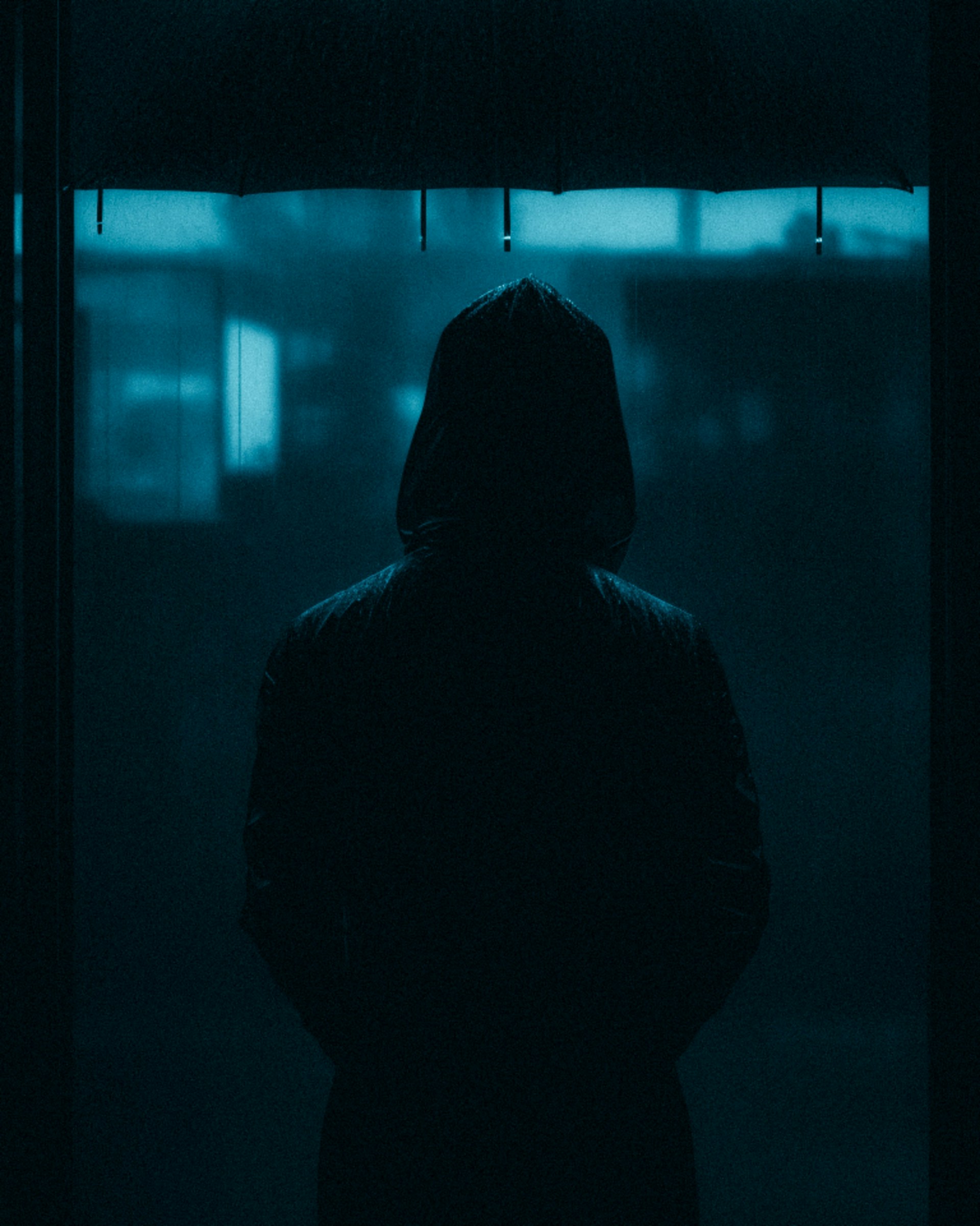 Silhouette d'un homme en sweat à capuche | Source : Unsplash
