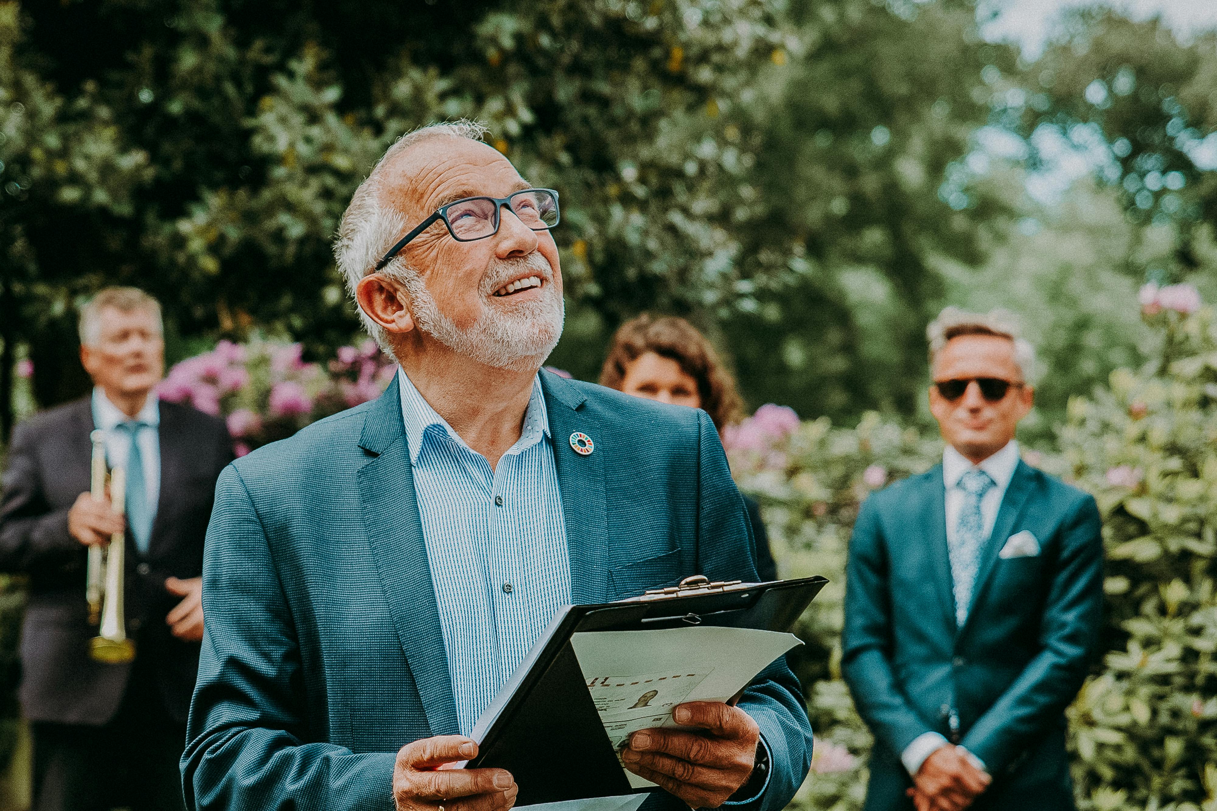 Un homme qui fait un discours lors d'un mariage | Source : Pexels