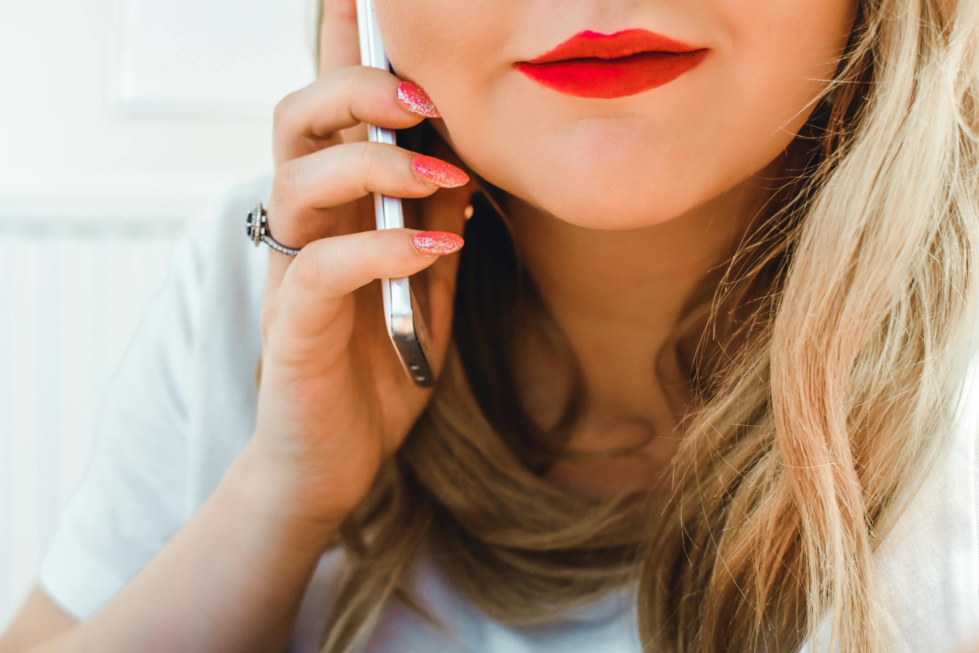 Gros plan sur une femme qui parle au téléphone | Source : Pexels
