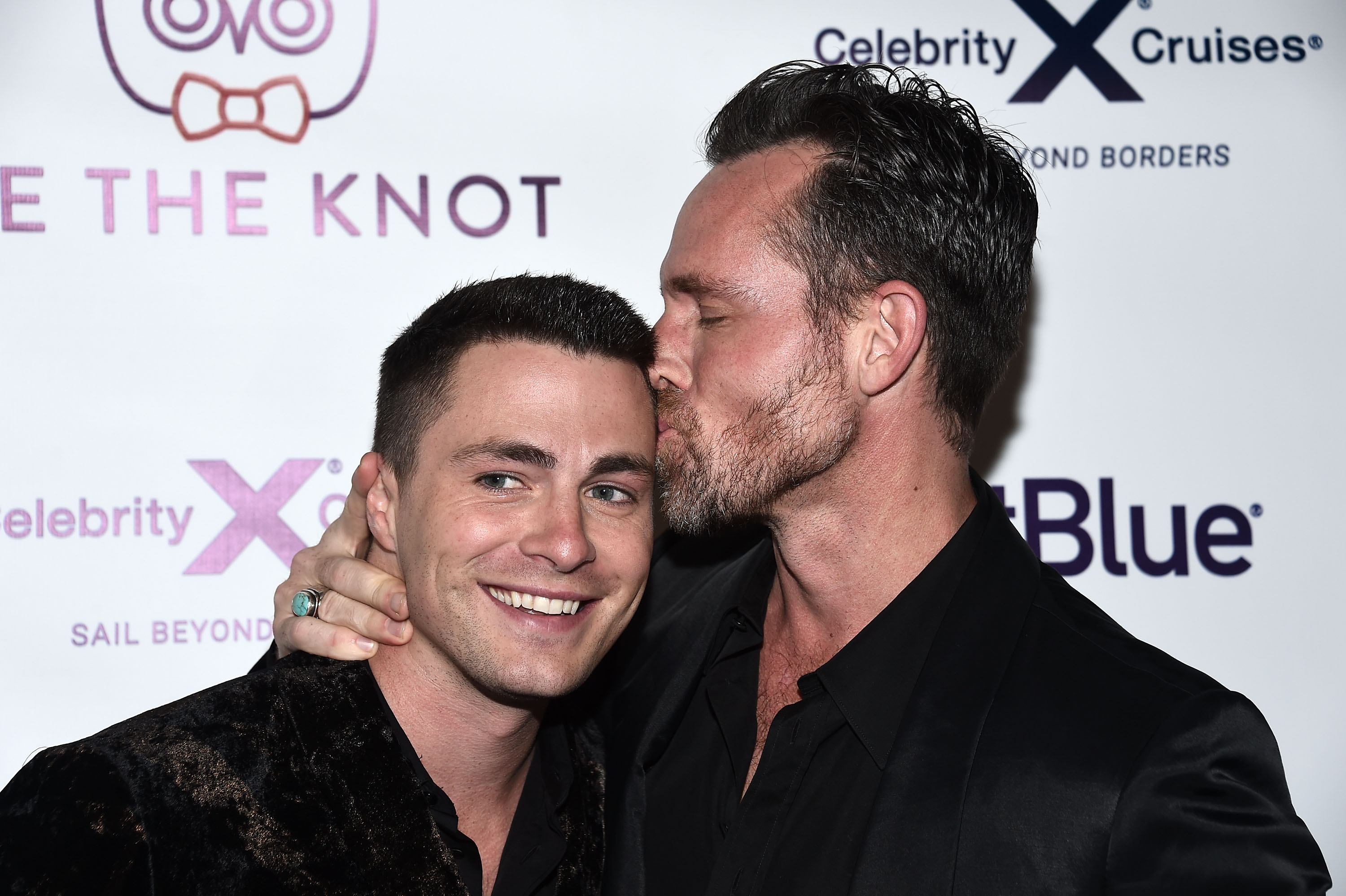 Leatham embrasse Haynes sur le front lors de la célébration du 5e anniversaire de Tie The Knot, le 12 octobre 2017, à Los Angeles. Tous deux portaient des vestes noires sur le tapis violet et semblaient très affectueux, quelques semaines avant la fin de leur mariage qui aura duré six mois.