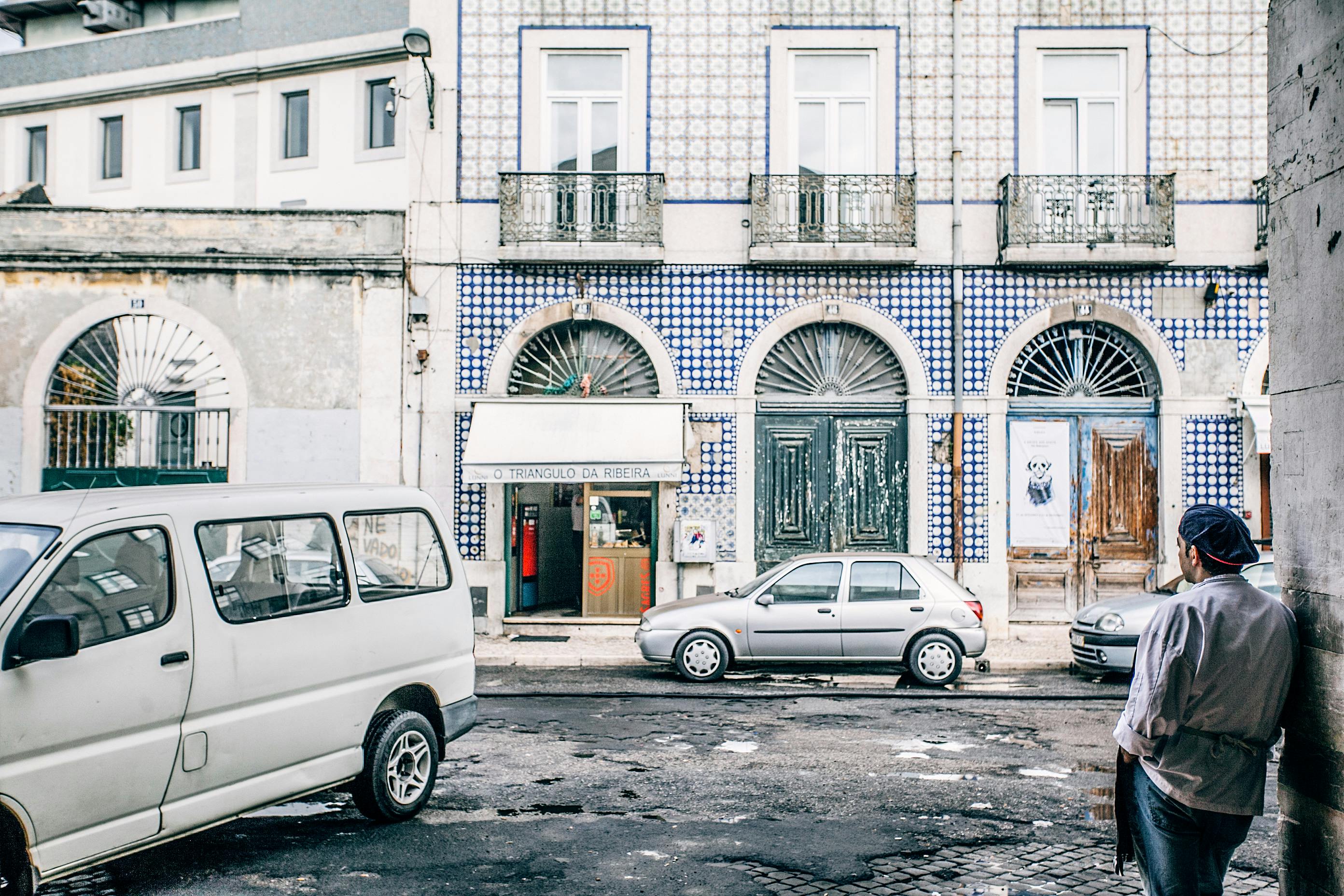 Une voiture garée devant un café | Source : Pexels