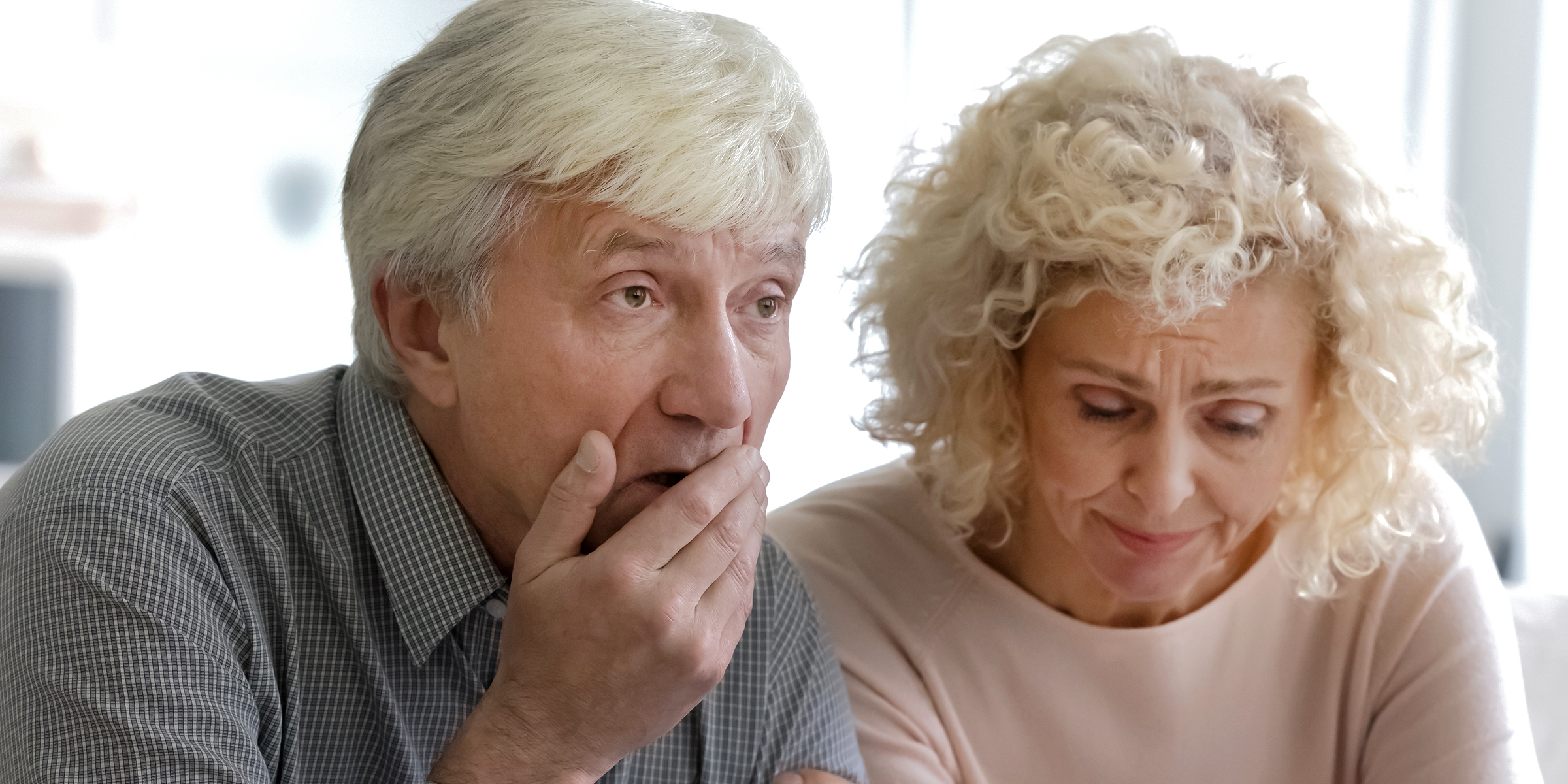 Un couple de personnes âgées | Source : Shutterstock