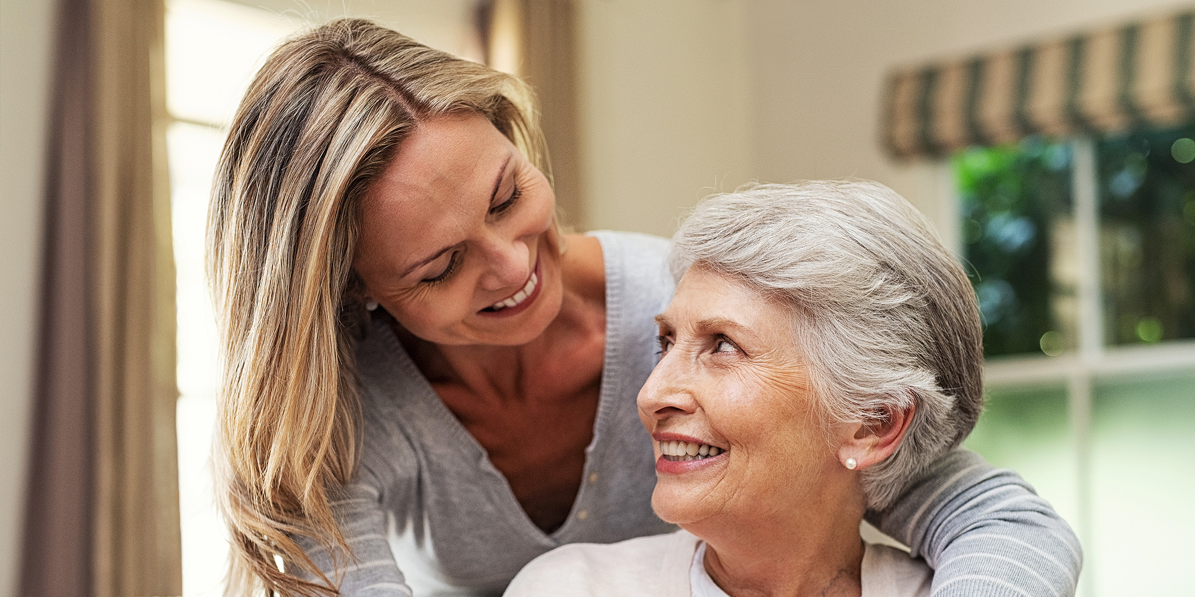 Une femme avec sa mère | Source : Shutterstock