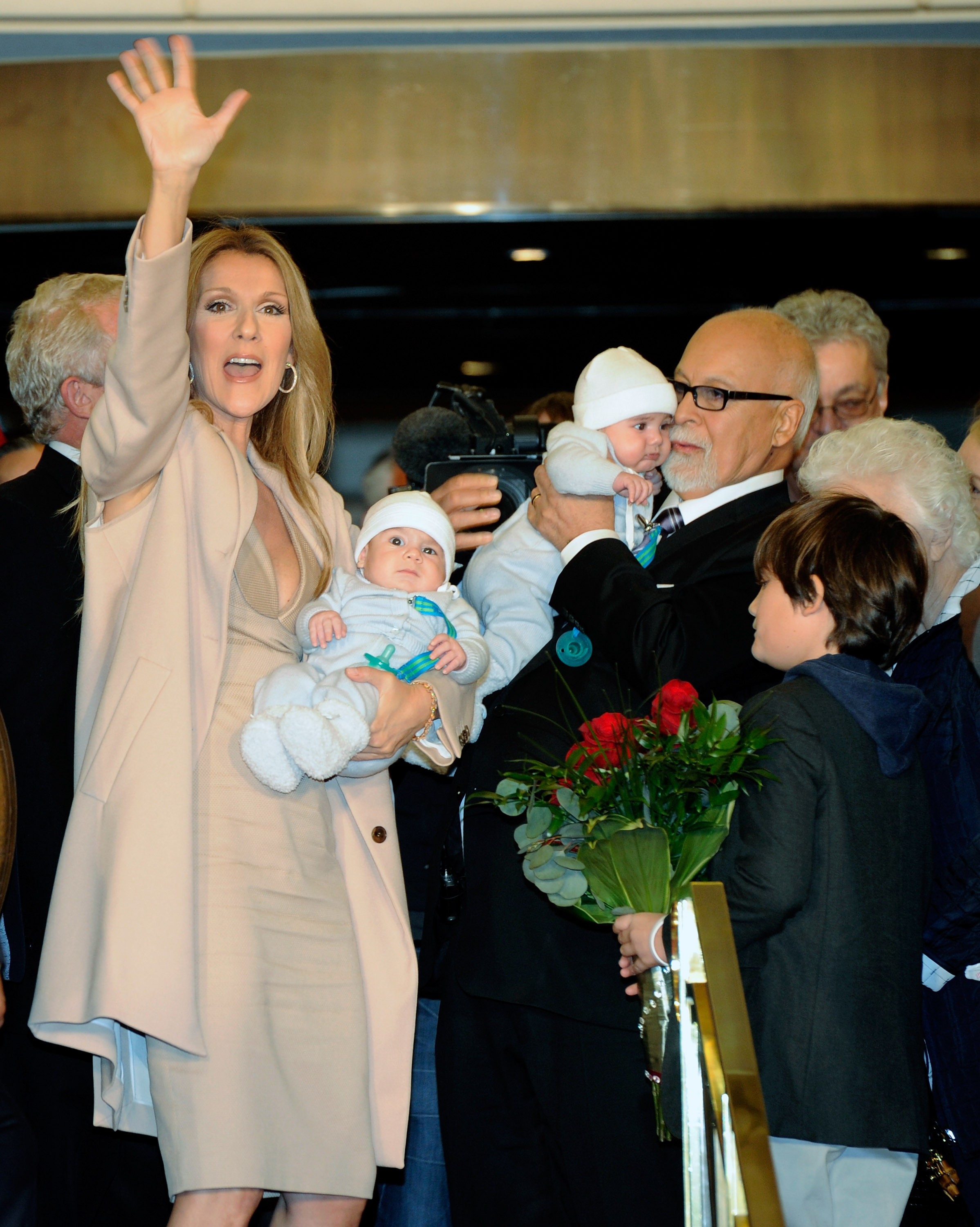 Céline Dion, son mari René Angélil et leurs fils au Caesars Palace, le 16 février 2011, à Las Vegas, dans le Nevada. | Source : Getty Images