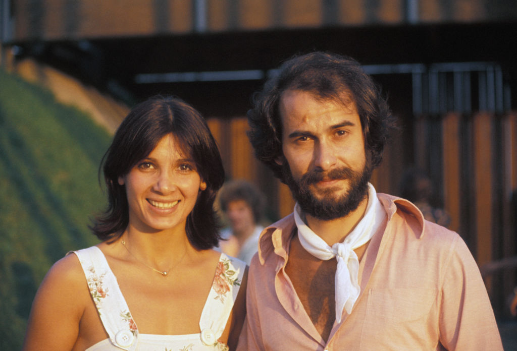 Michel Fugain et son épouse Stéphanie, circa 1970, au Canada. (Photo by PONO PRESSE INTERNATIONAL/Gamma-Rapho via Getty Images)
