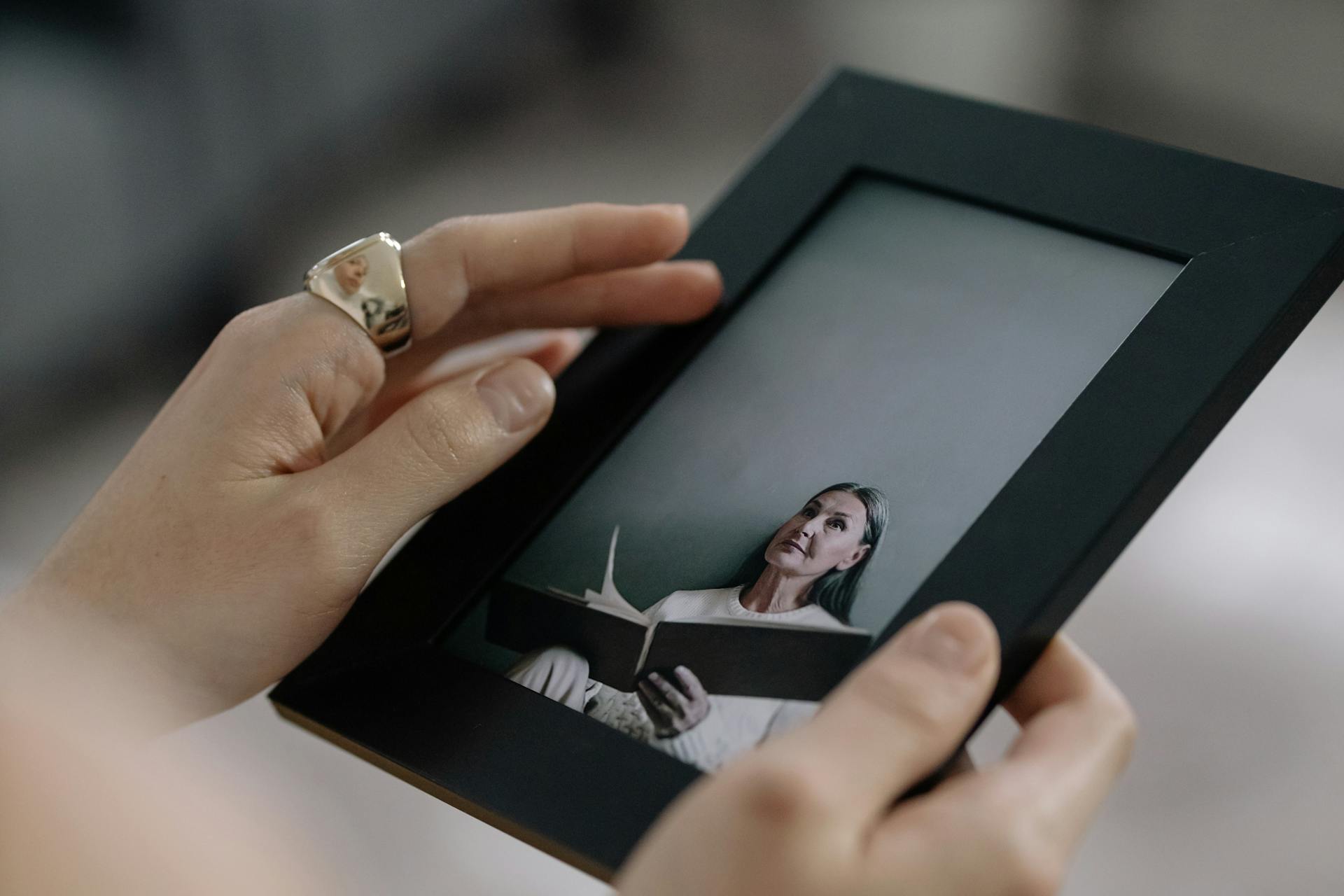 Une personne tenant un cadre photo noir | Source : Pexels