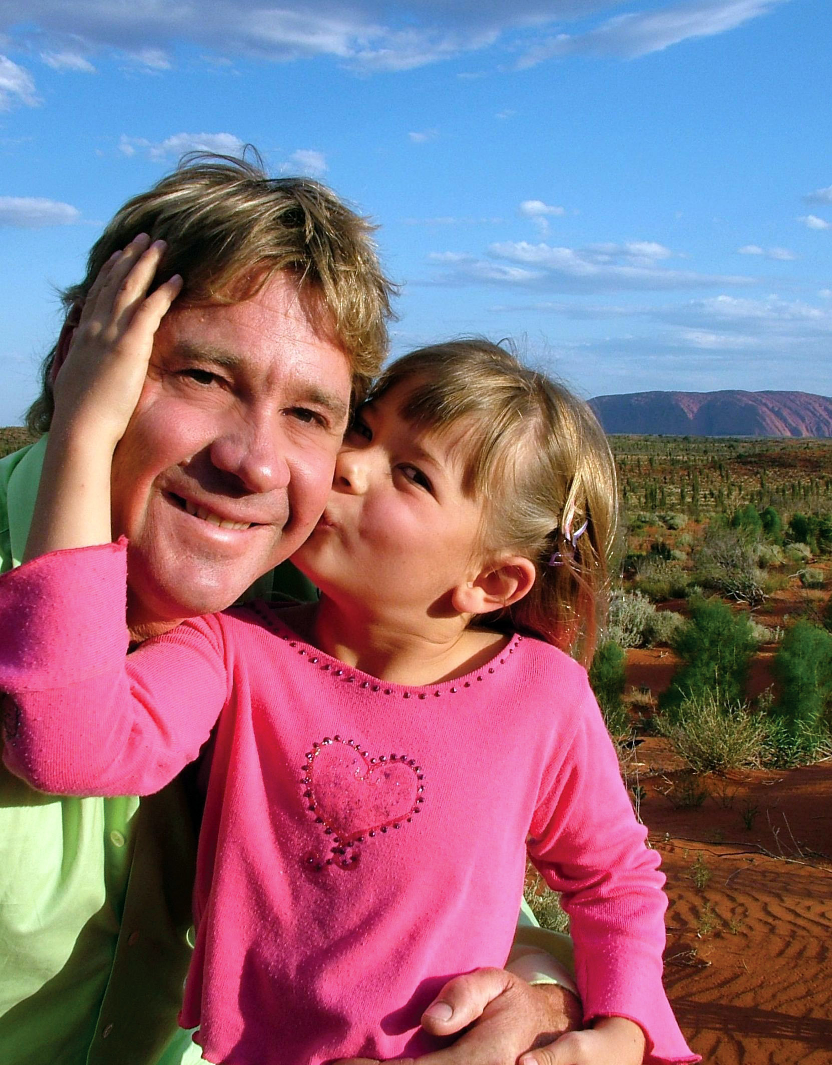 Steve et Bindi Irwin photographiés le 2 octobre 2006 à Uluru, en Australie. | Source : Getty Images