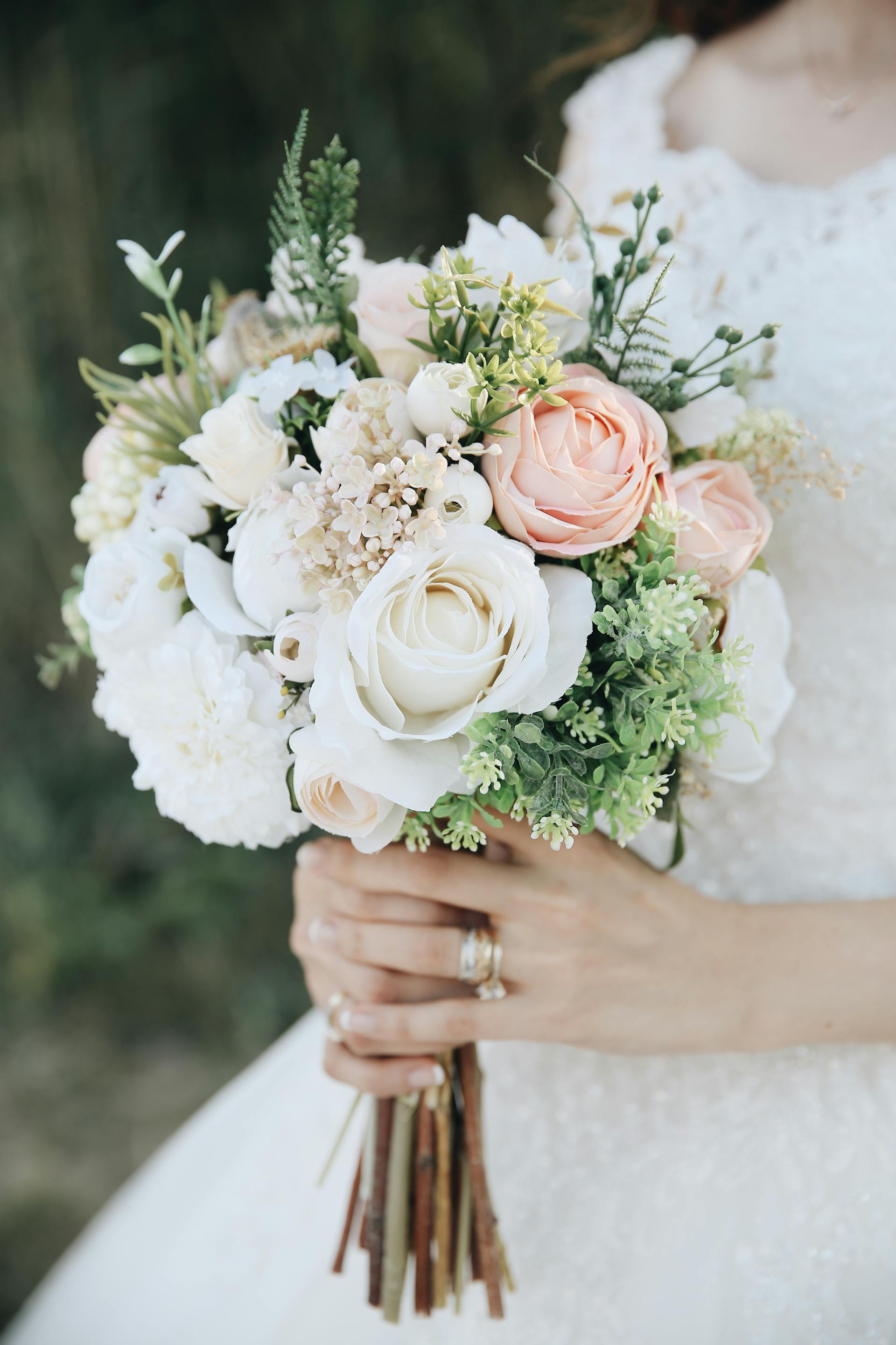 Une femme tenant un bouquet de fleurs | Source : Pexels