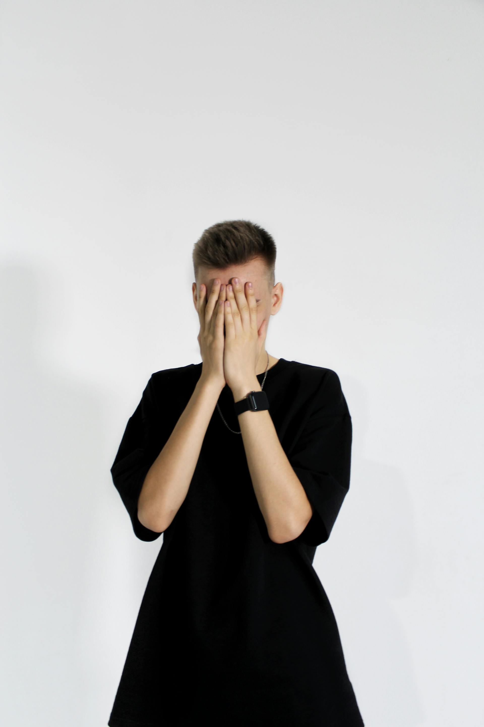 Un homme se couvrant le visage | Source : Pexels