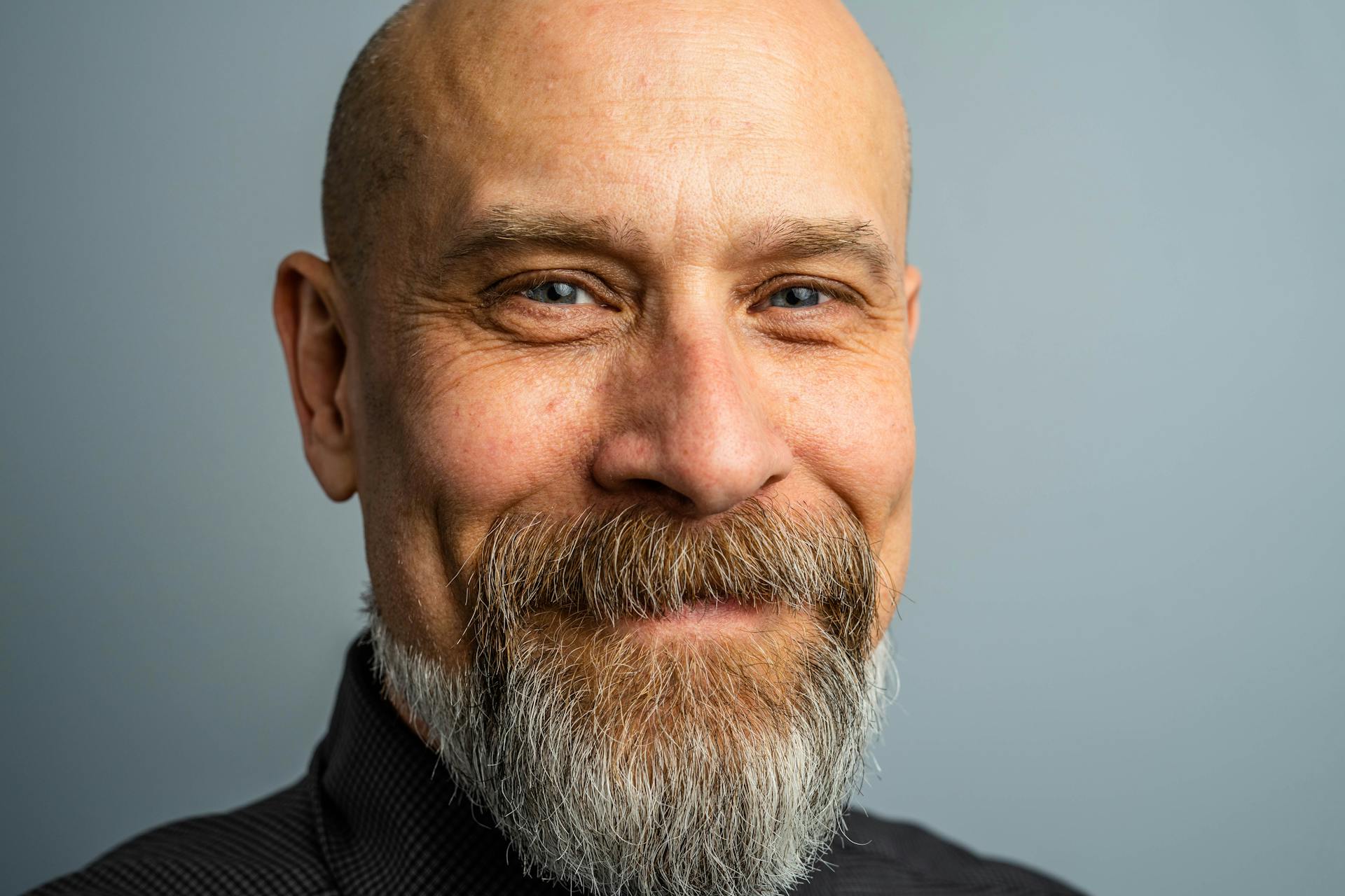 Un homme d'âge moyen heureux | Source : Pexels