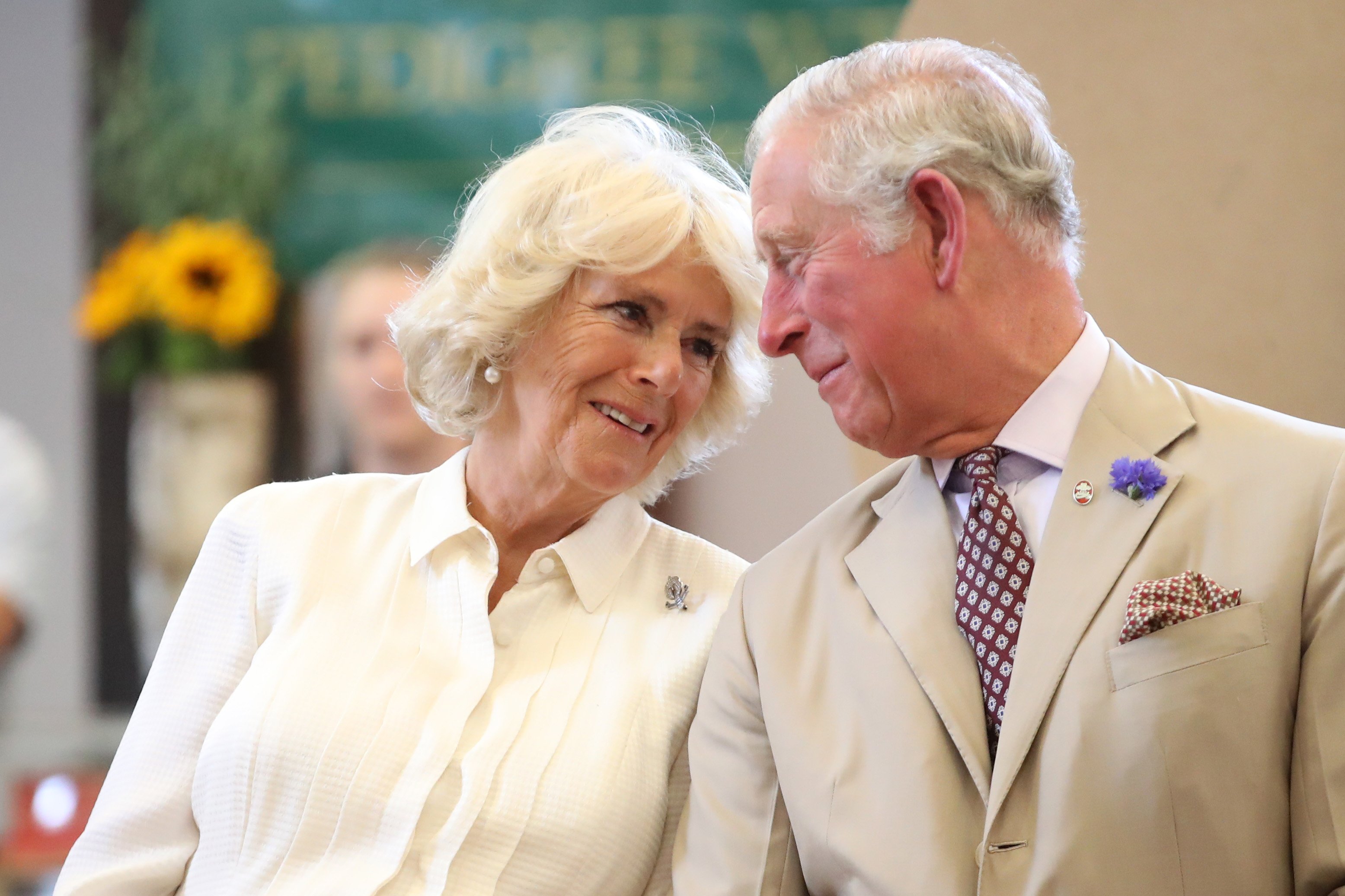 Le prince Charles, prince de Galles, et Camilla, duchesse de Cornouailles, à la salle communautaire édouardienne The Strand Hall, récemment rénovée, lors du troisième jour d'une visite au Pays de Galles, le 4 juillet 2018 à Builth Wells, au Pays de Galles | Source : Getty Images