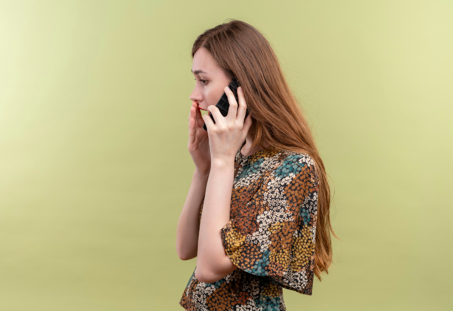 Une femme stressée qui parle au téléphone | Source : Freepik