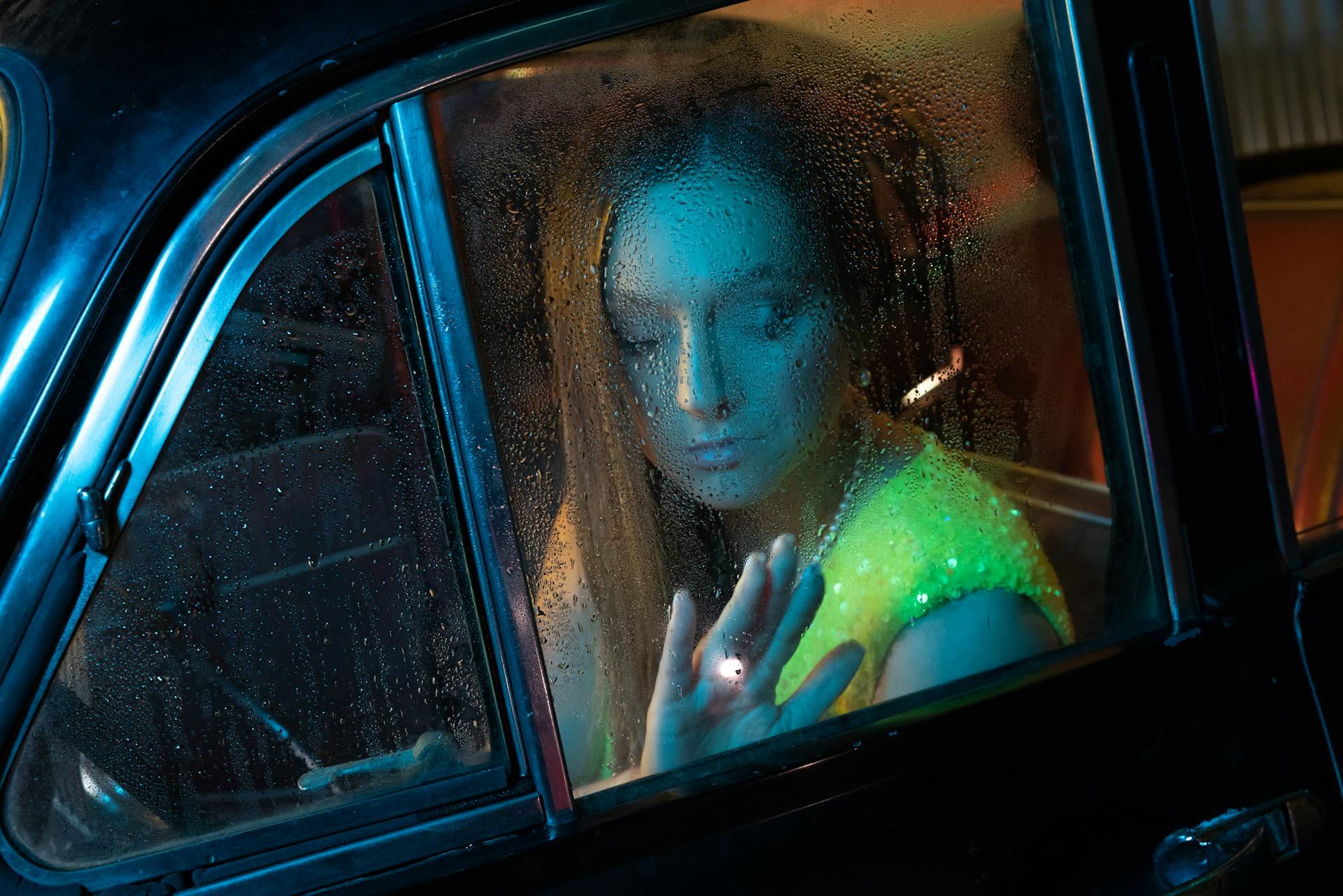 Une femme triste regardant par la fenêtre d'une voiture | Source : Pexels