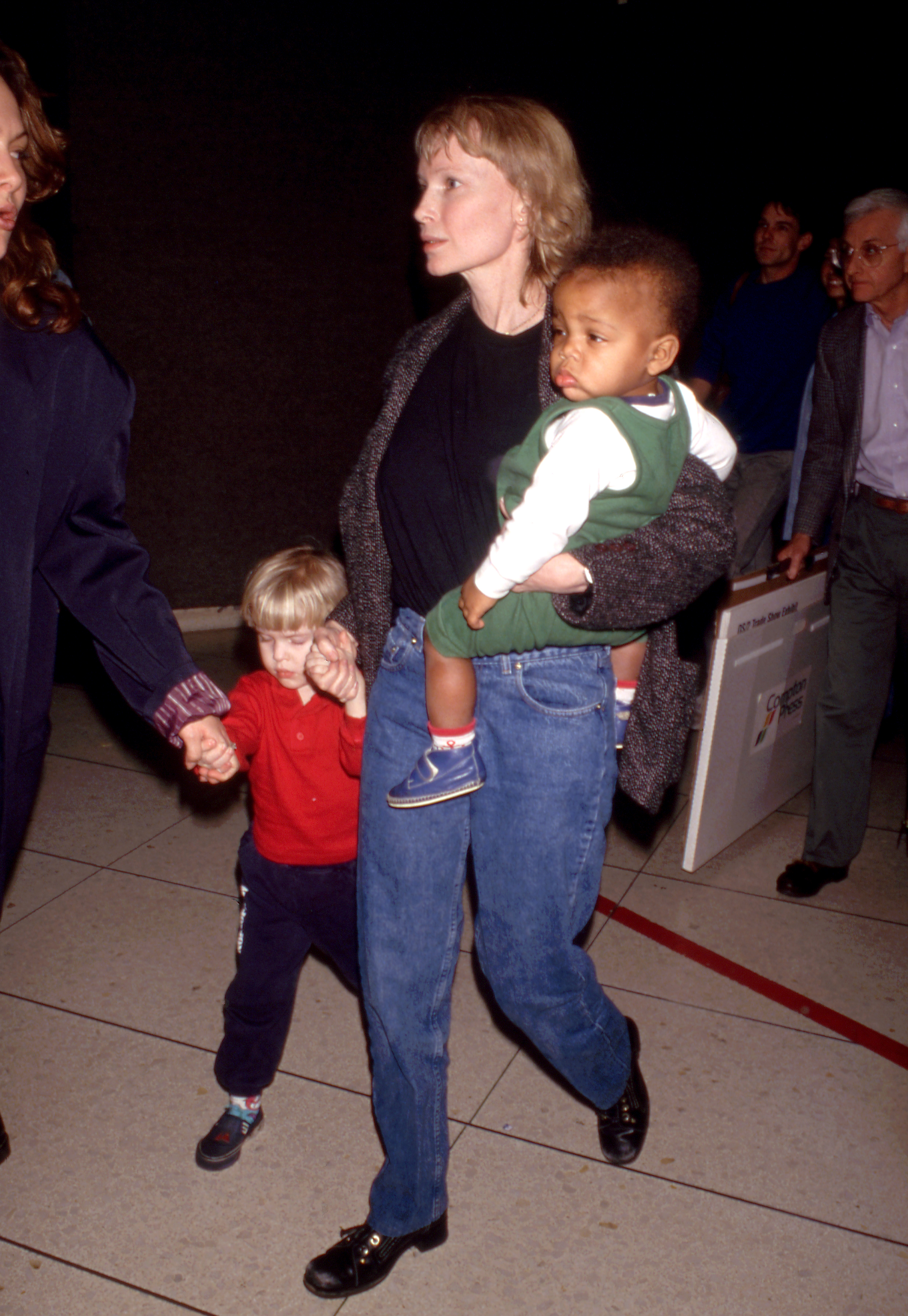 Mia Farrow avec Ronan et Isaiah Justus Farrow le 4 février 1993 | Source : Getty Images