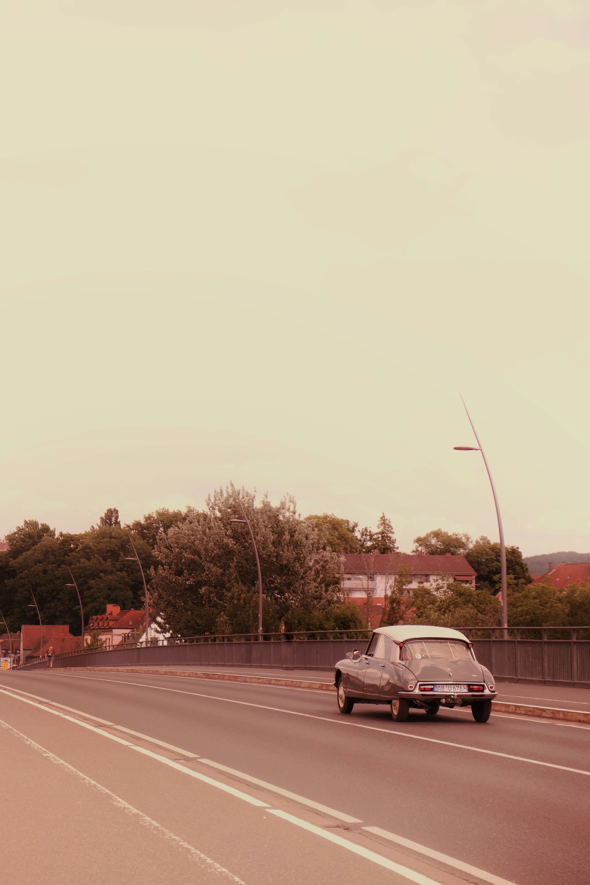 Une vieille voiture sur la route | Source : Unsplash