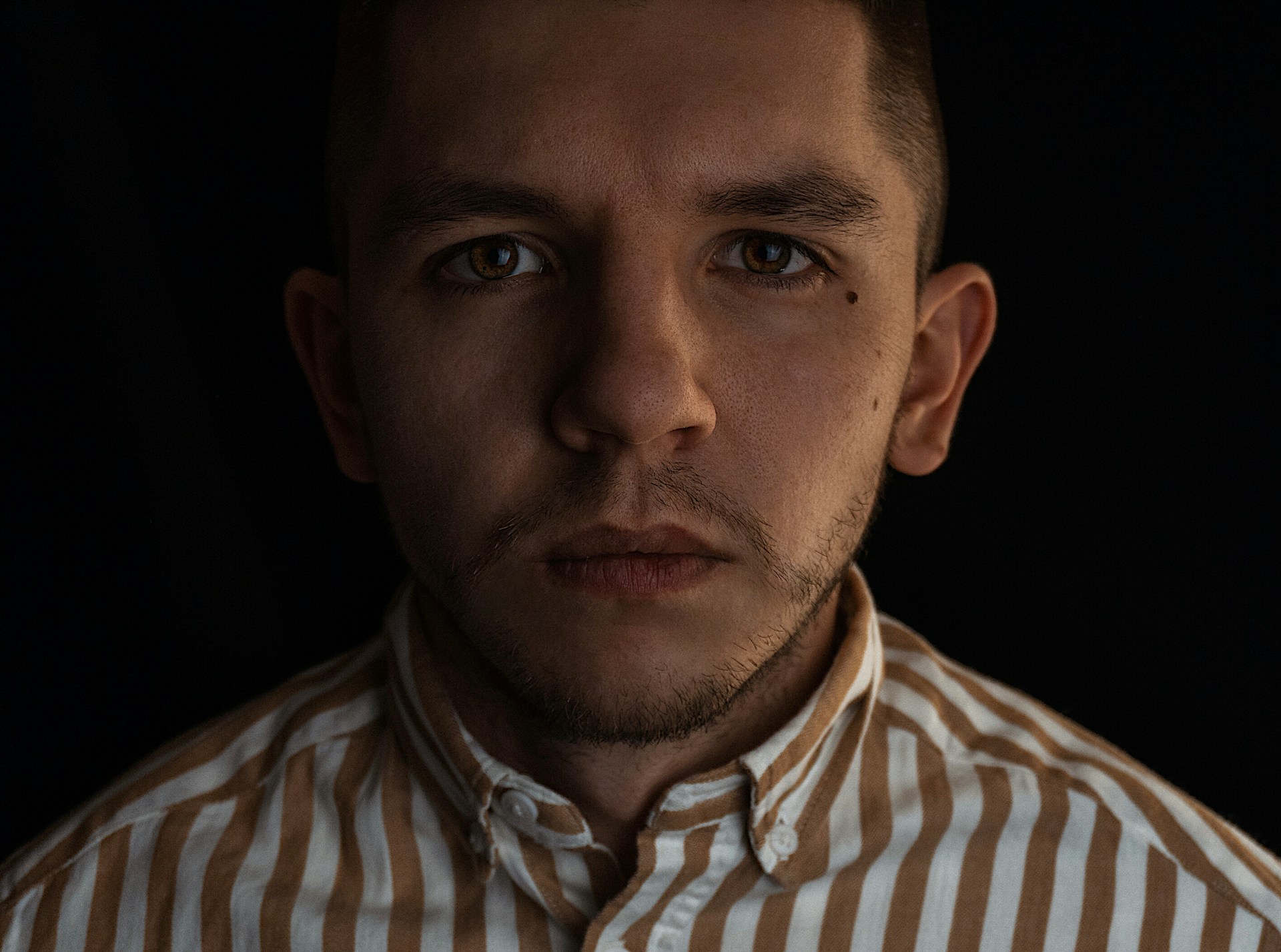 Un homme fronçant légèrement les sourcils | Source : Unsplash