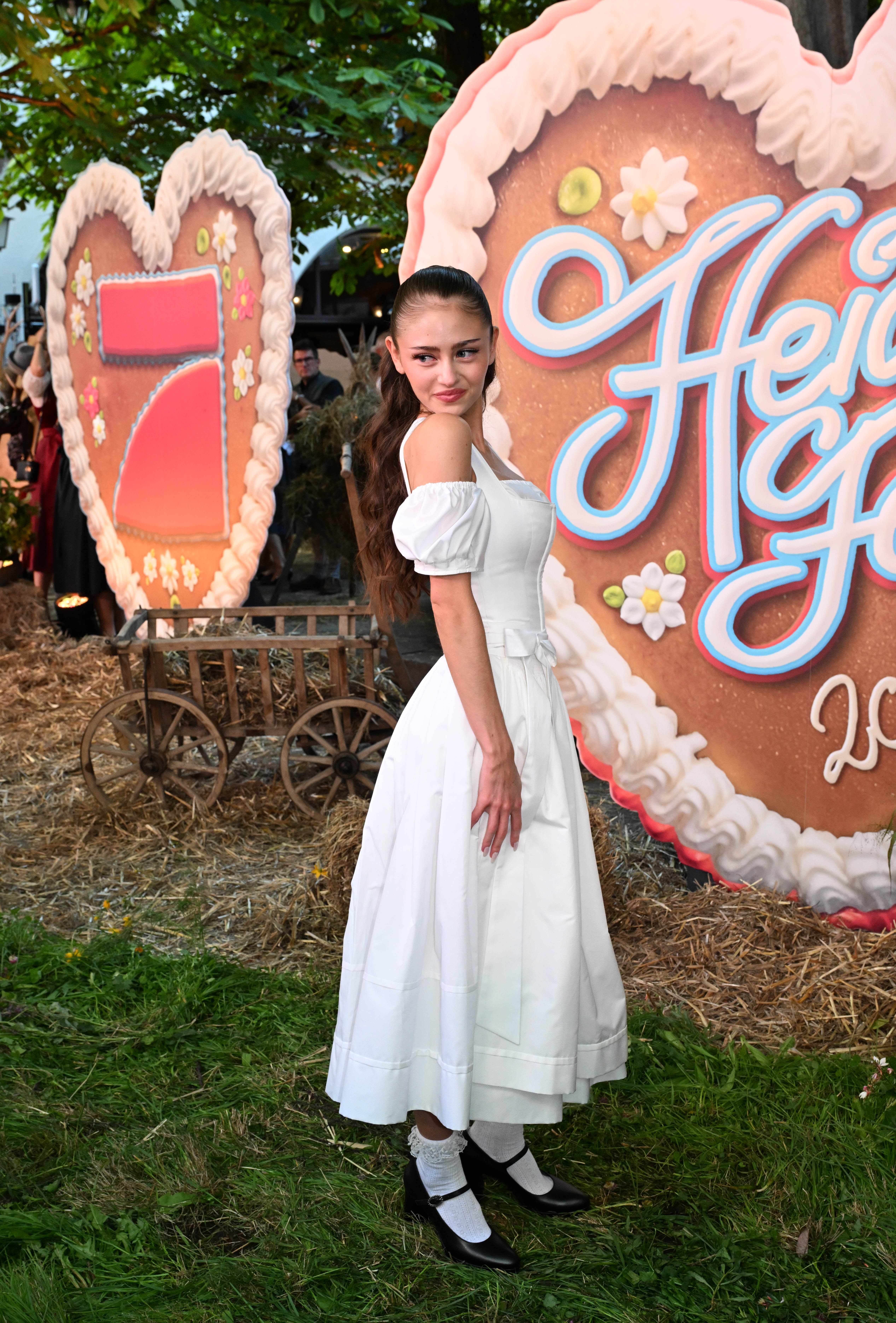 La mannequin Leni Klum se tient dans la cour de la Hofbräuhaus devant le « Heidifest » de sa mère. | Source : Getty Images
