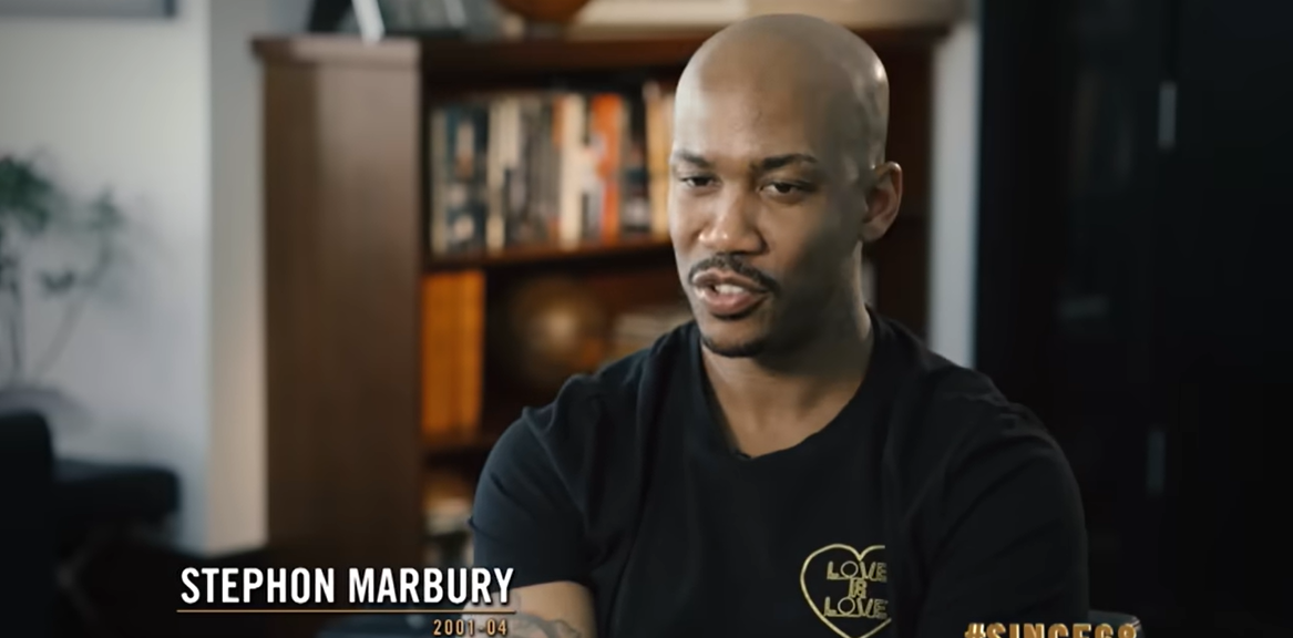 Stephon Marbury parle de Rodney Rogers, comme le montre une vidéo publiée le 19 juillet 2018. | Source : YouTube/PhoenixSuns