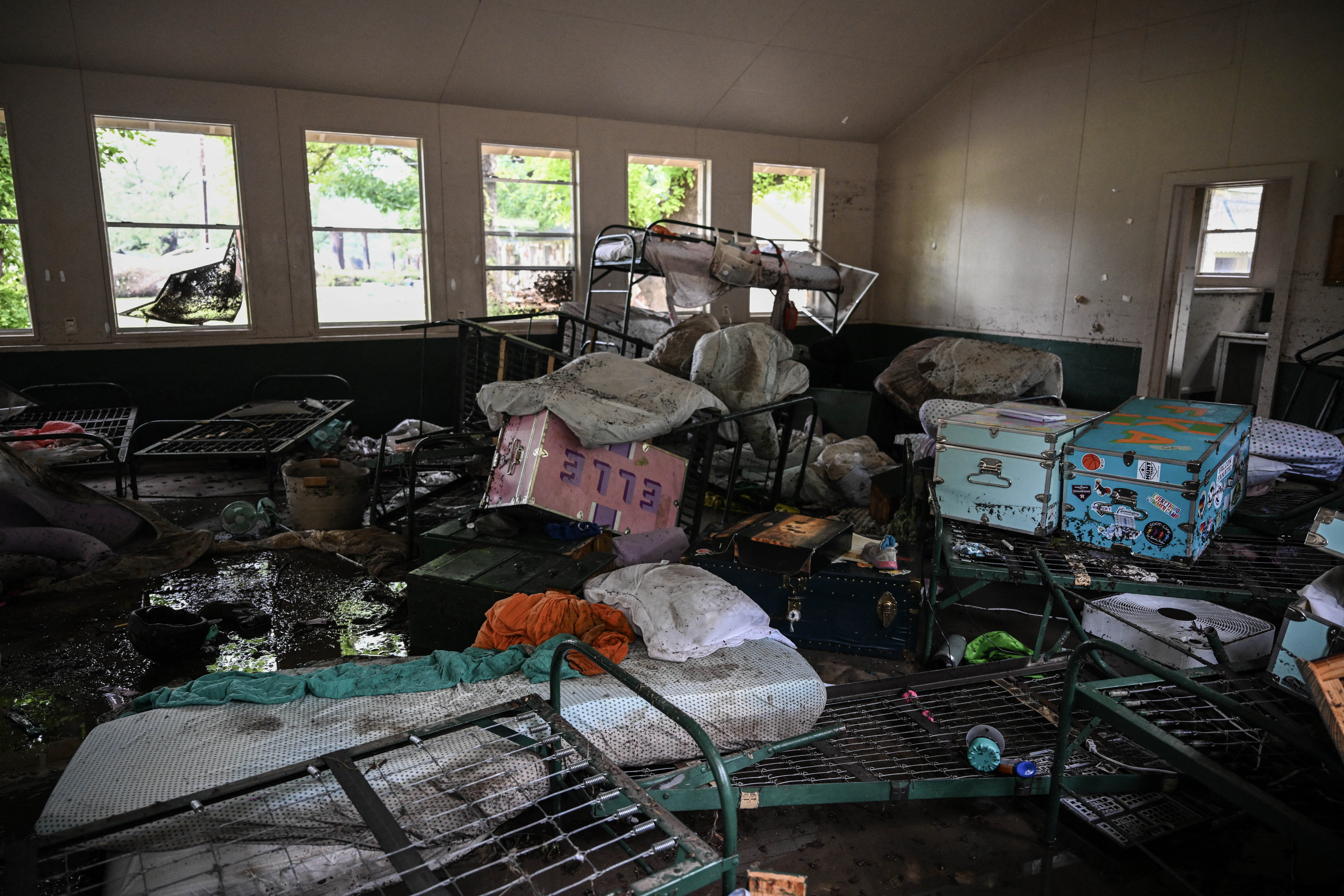 Vue des dégâts causés par les inondations à l'intérieur d'une cabane pour enfants au Camp Mystic dans le comté de Kerr, au Texas, le 5 juillet 2025. | Source : Getty Images