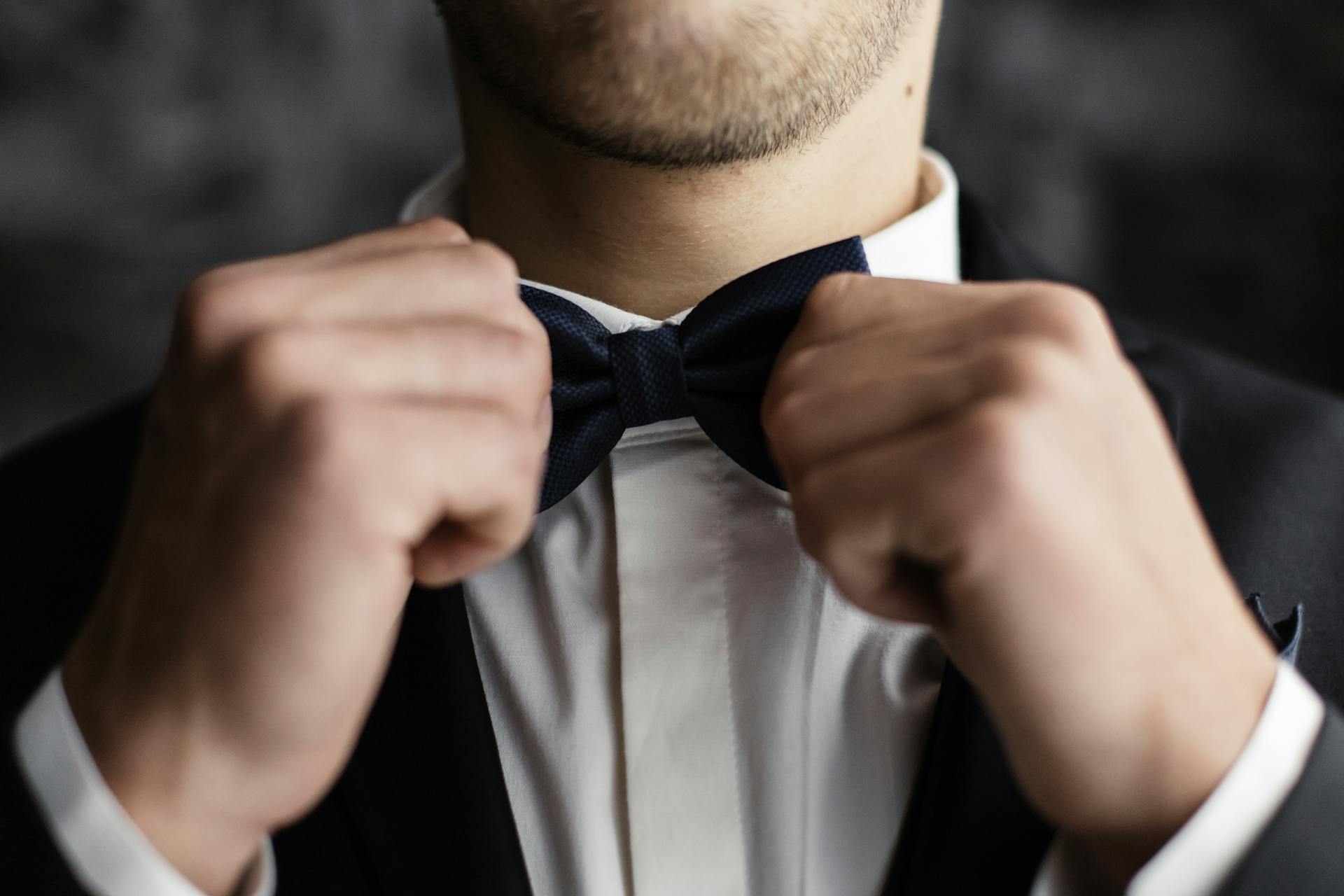 Un marié qui ajuste son nœud papillon | Source : Pexels