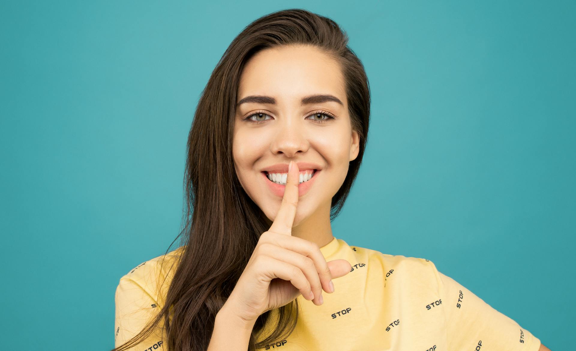 Une femme appuyant un doigt sur ses lèvres | Source : Pexels