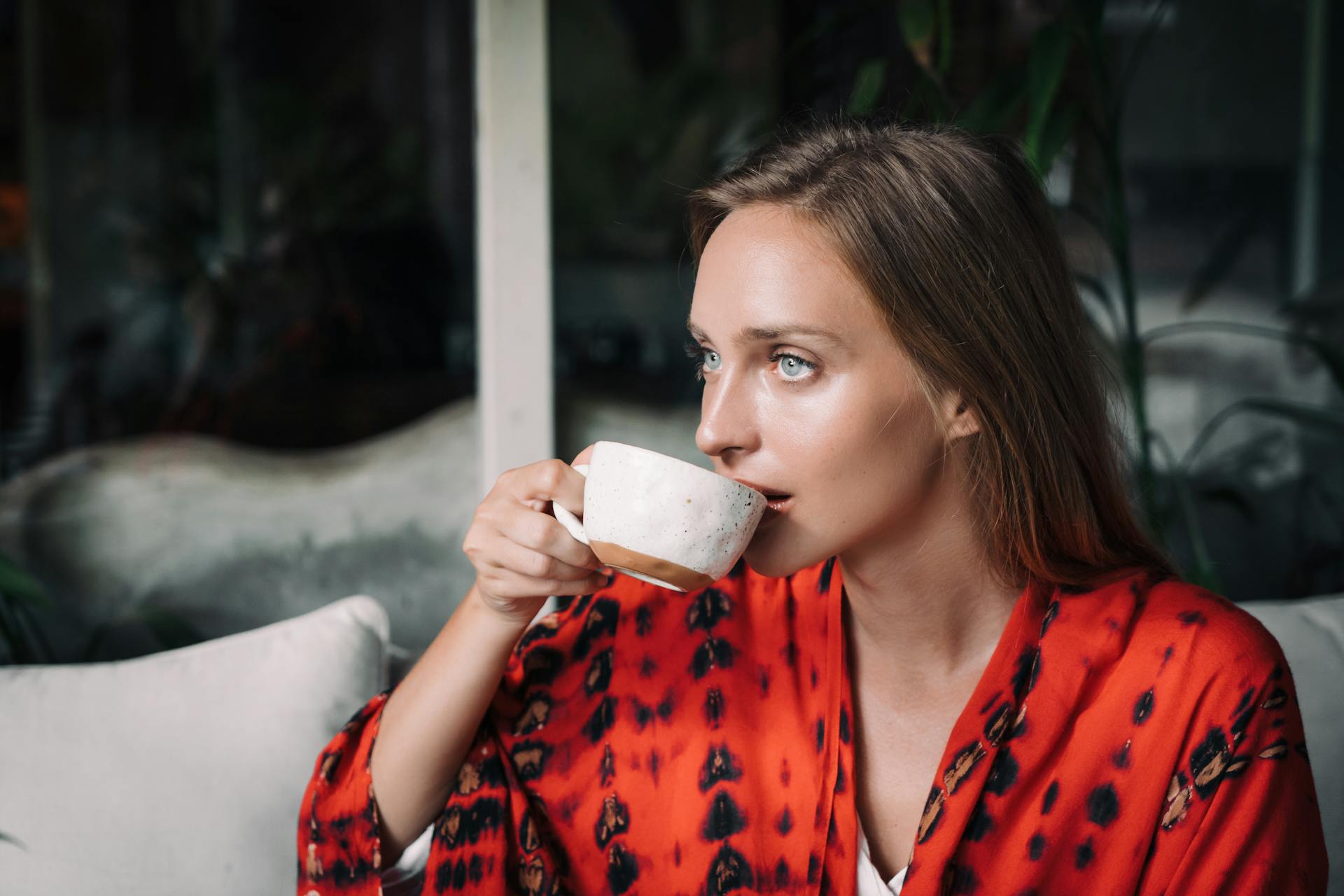 Une femme qui boit du thé en fixant quelqu'un | Source : Pexels