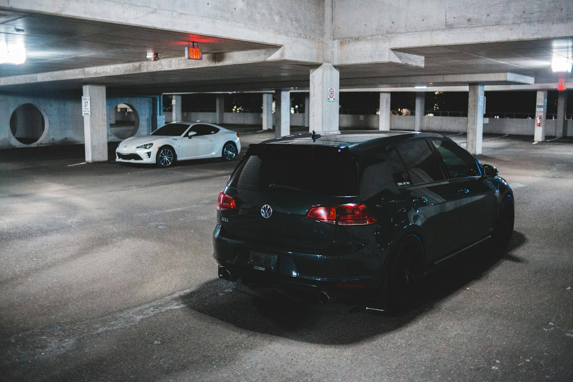 Voitures dans un parking | Source : Pexels