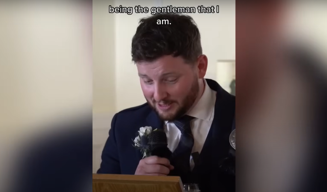 Ian Young, les yeux baissés, pendant son discours de mariage | Source : YouTube / Daily Record