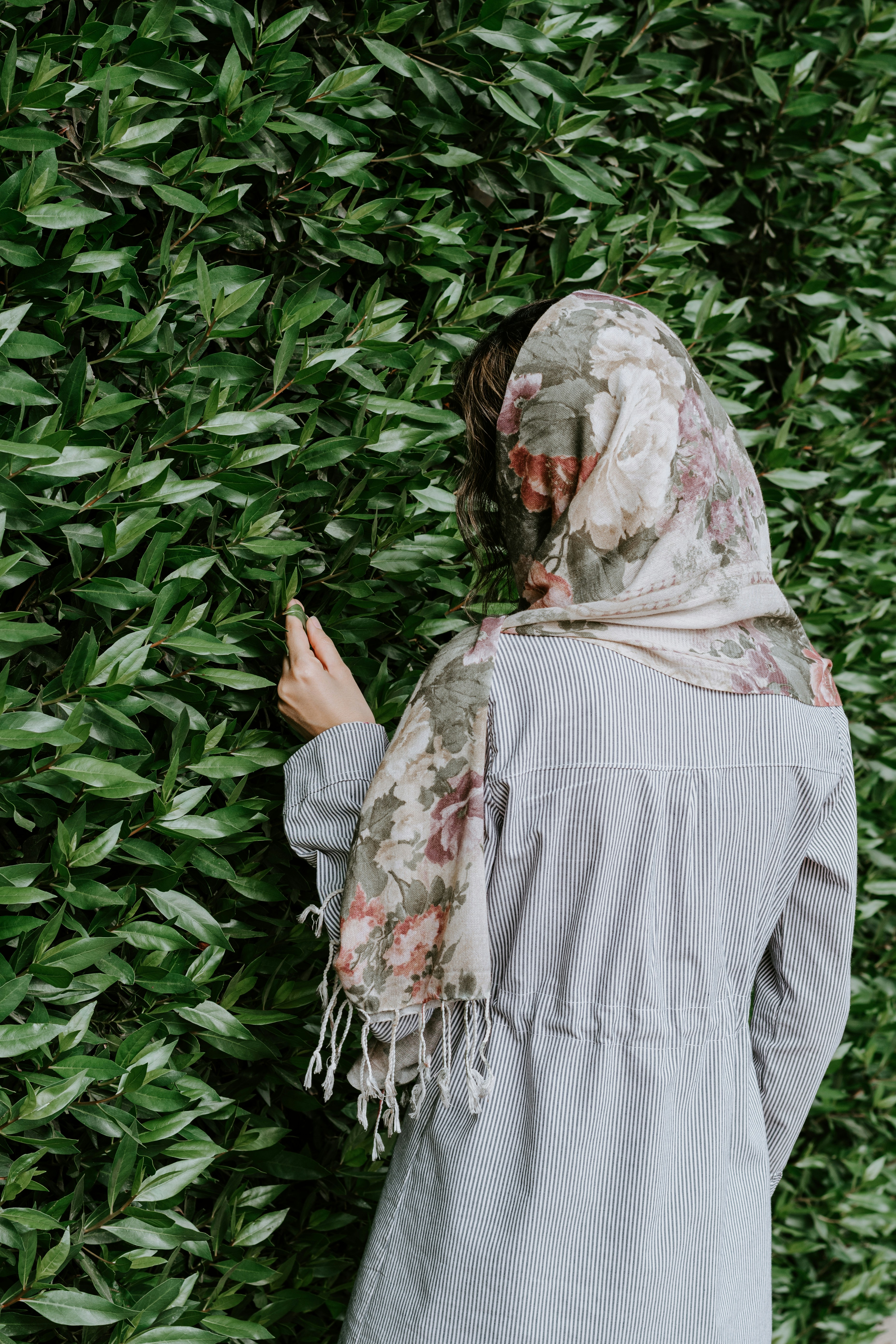 Une femme debout à l'extérieur | Source : Unsplash