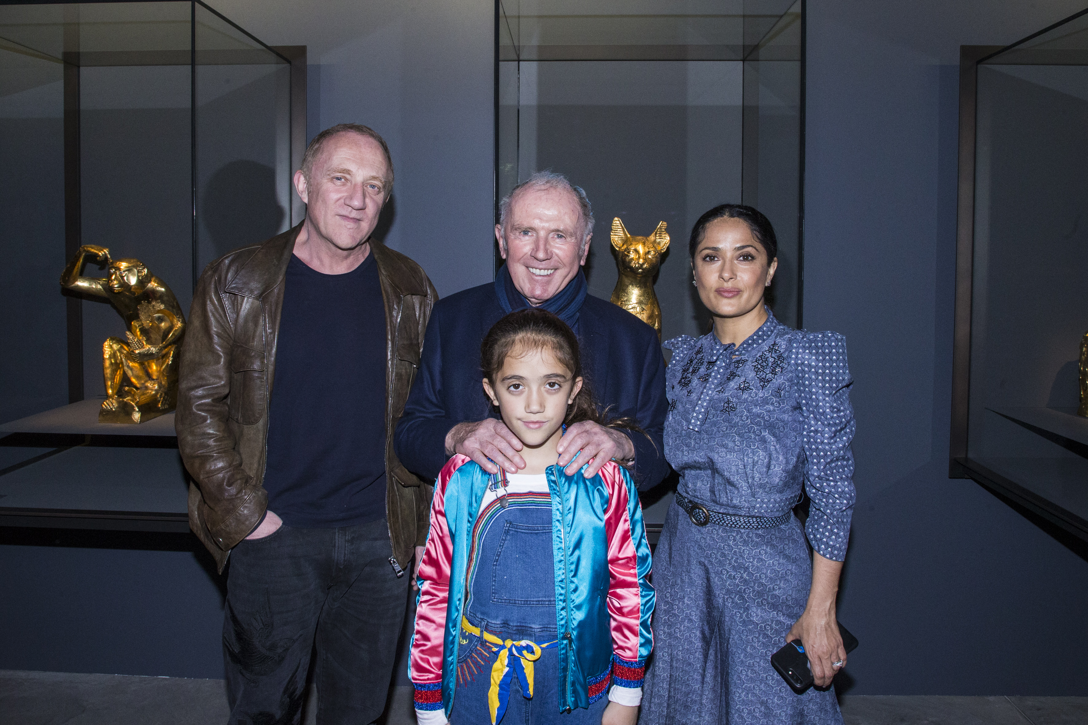 Alors qu'elle assiste à l'exposition de Damien Hirst à la Biennale de Venise, Valentina Pinault pose avec sa mère Salma Hayek, son père François-Henri Pinault et son grand-père François Pinault. Dans le décor moderne de la galerie, Valentina arbore une veste bomber en satin aux couleurs vives et une salopette, se tenant avec assurance devant les adultes.