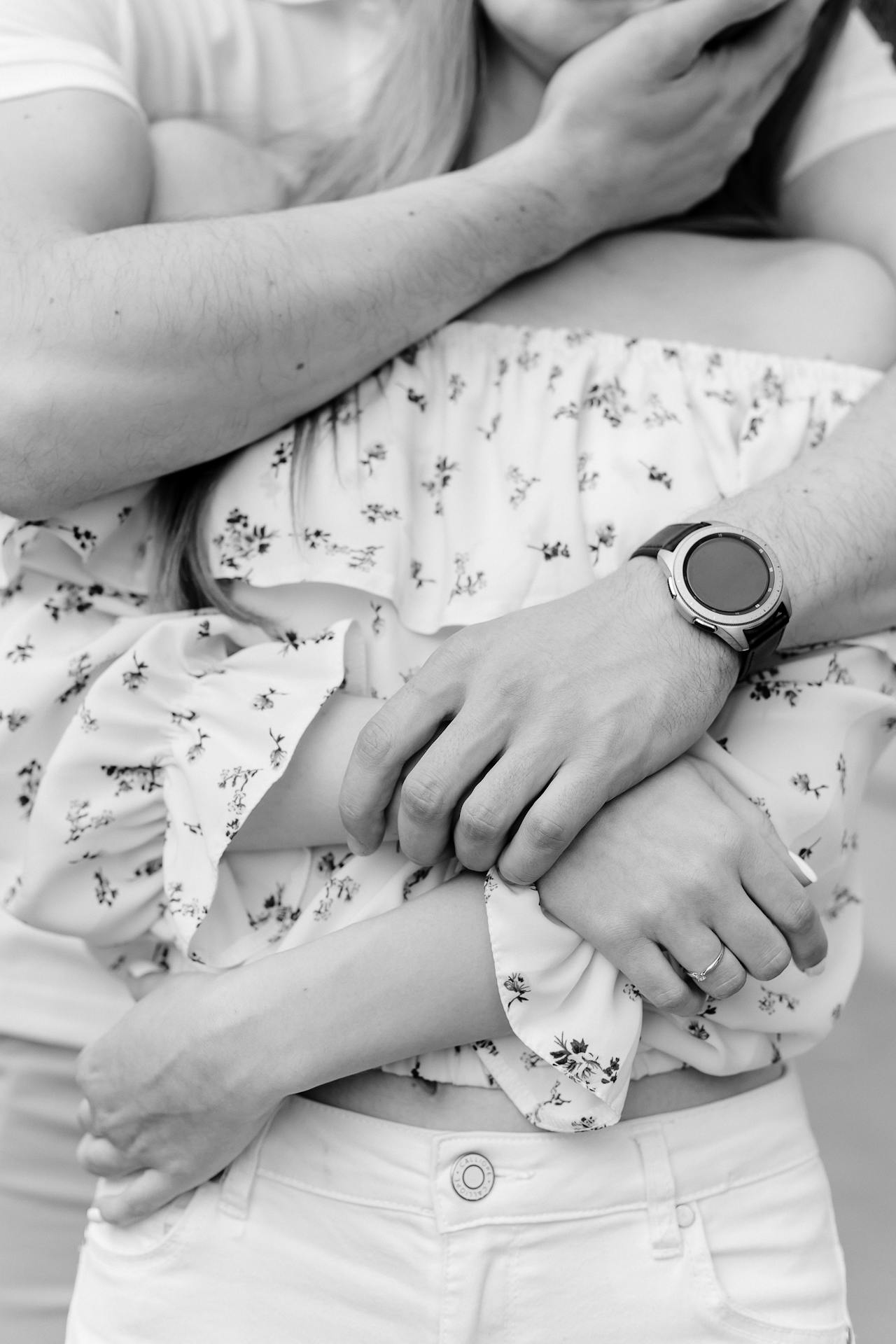 Un homme qui enlace sa partenaire par derrière | Source : Pexels