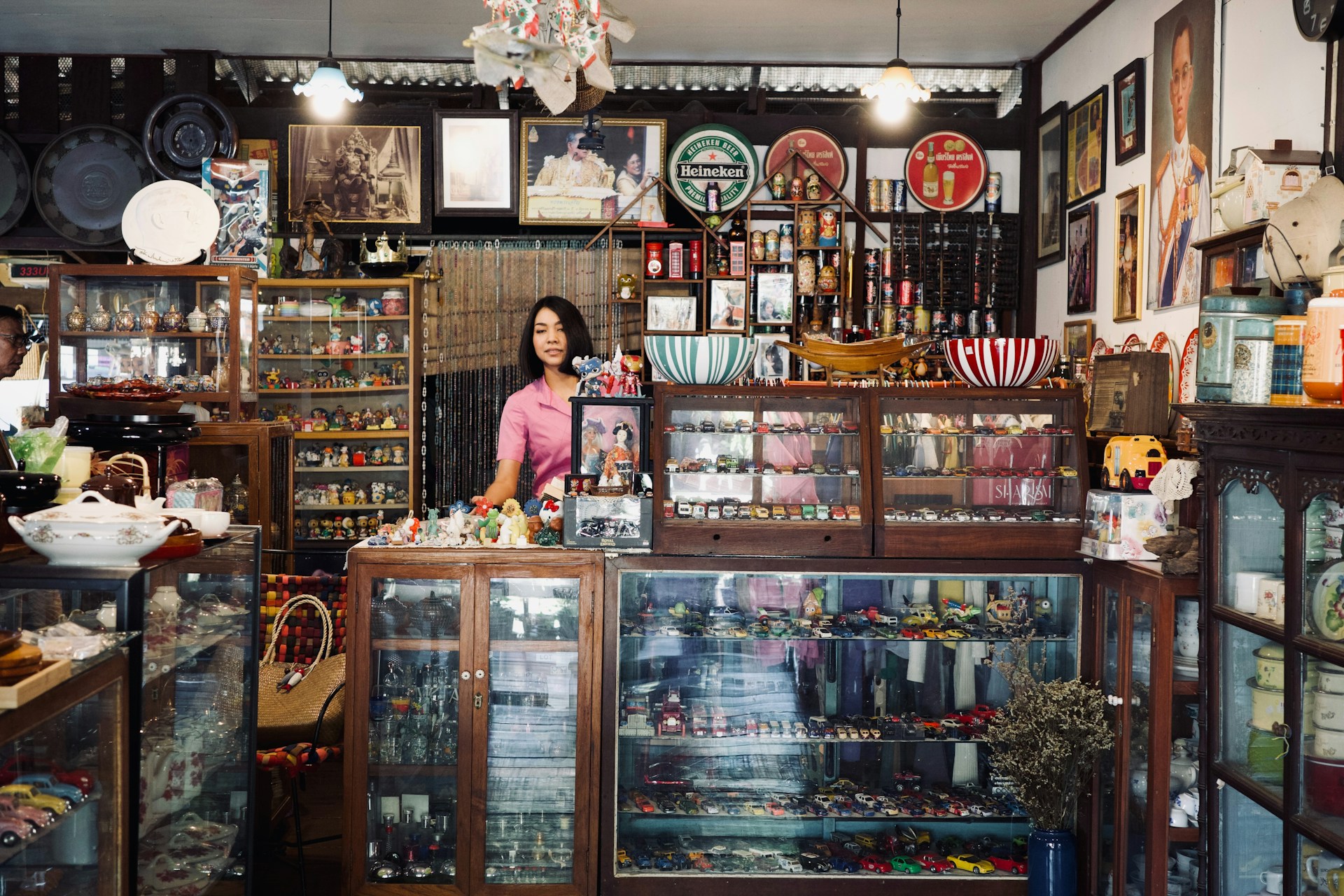 Un employé derrière le comptoir d'un magasin | Source : Unsplash