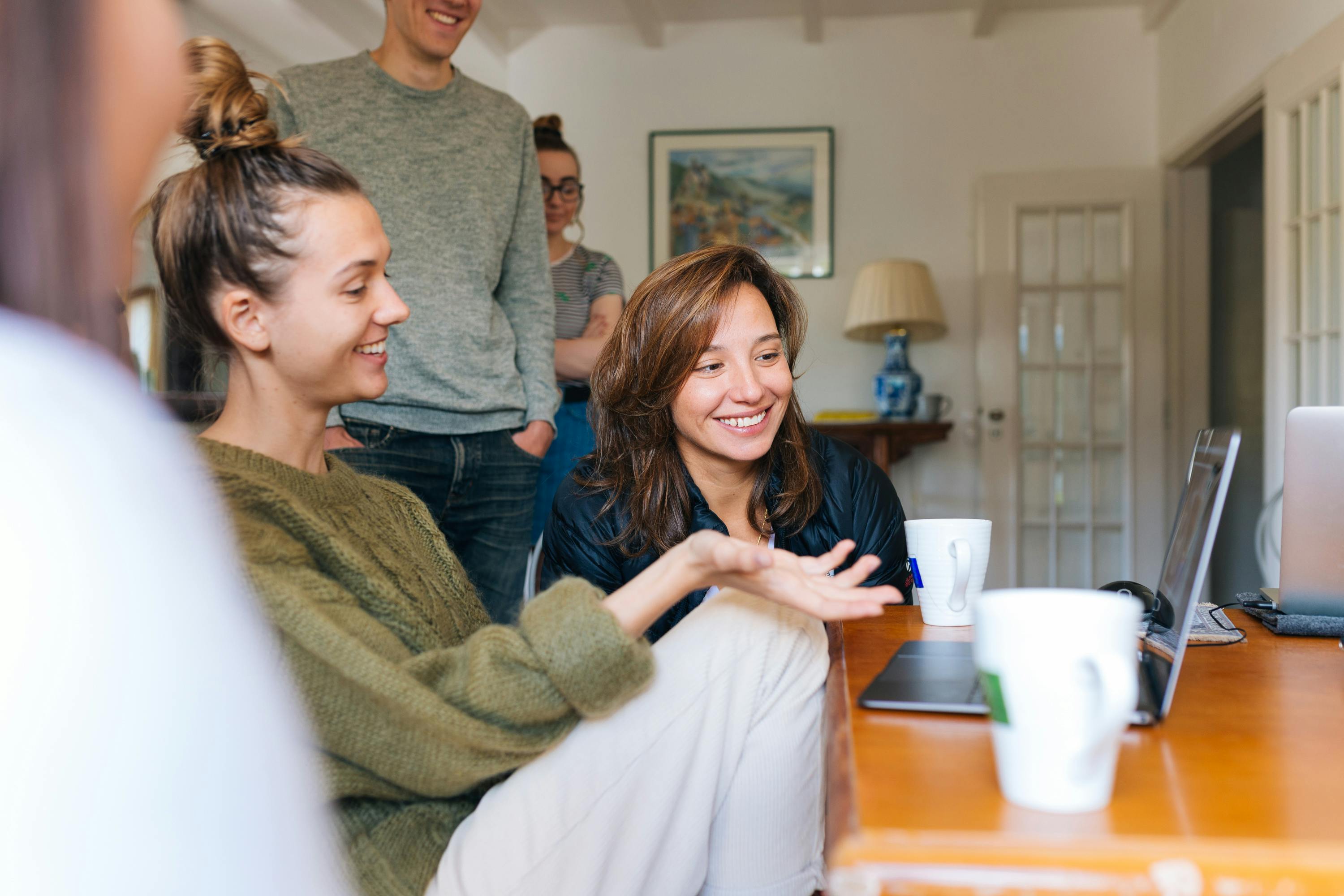 Une famille devant un ordinateur | Source : Pexels