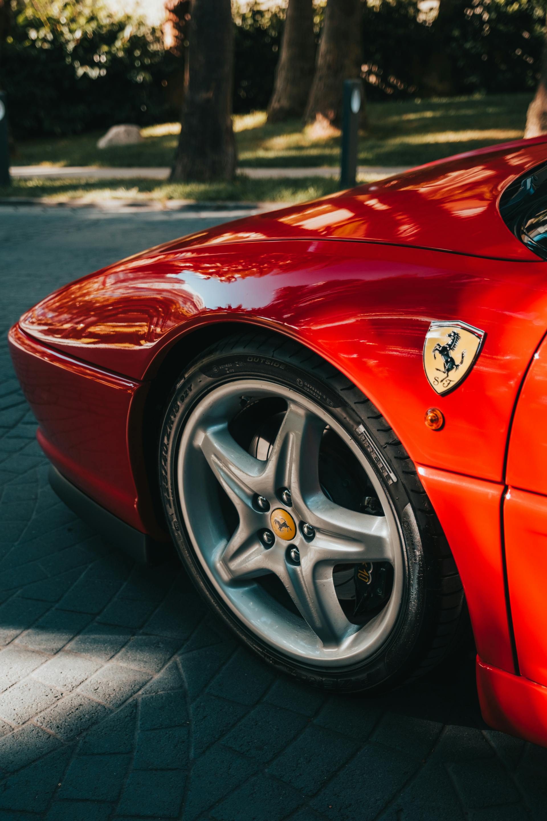 Gros plan sur une Ferrari rouge dans la rue | Source : Pexels