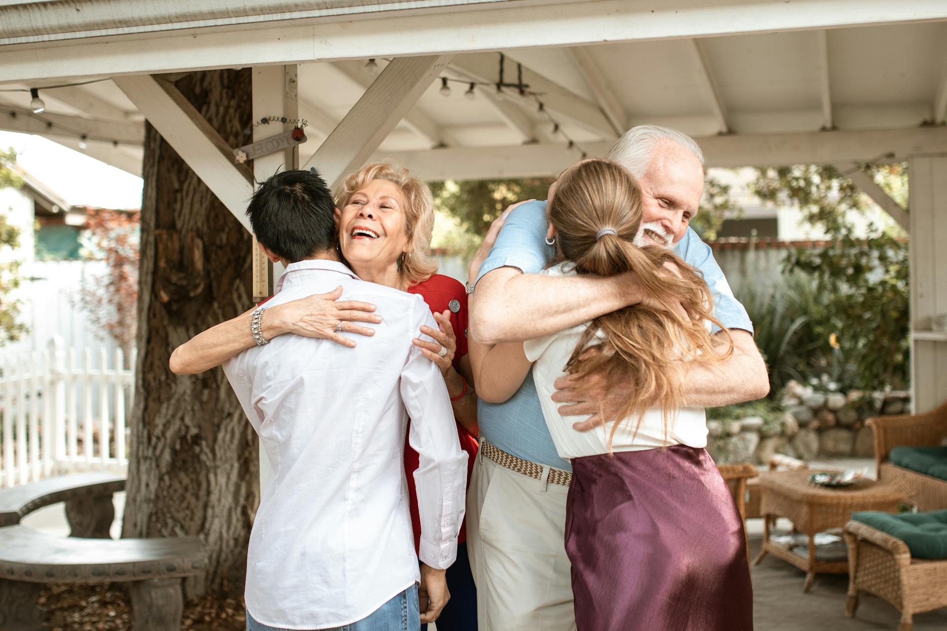 Un couple âgé embrassant un couple plus jeune | Source : Pexels