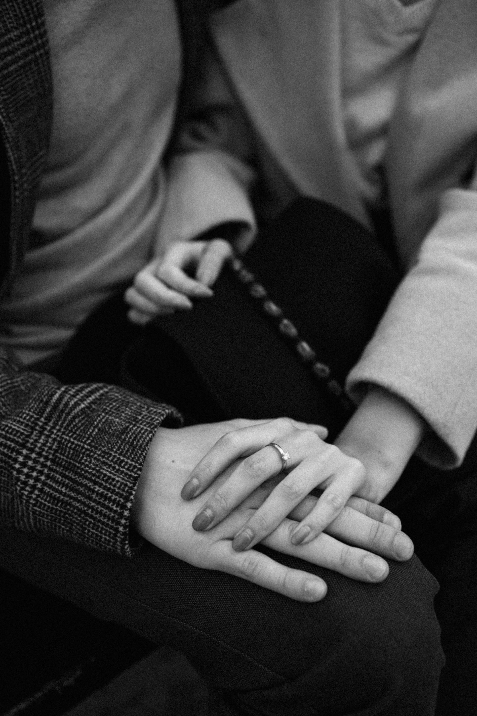 Une photo monochrome d'un couple se tenant par la main | Source : Pexels