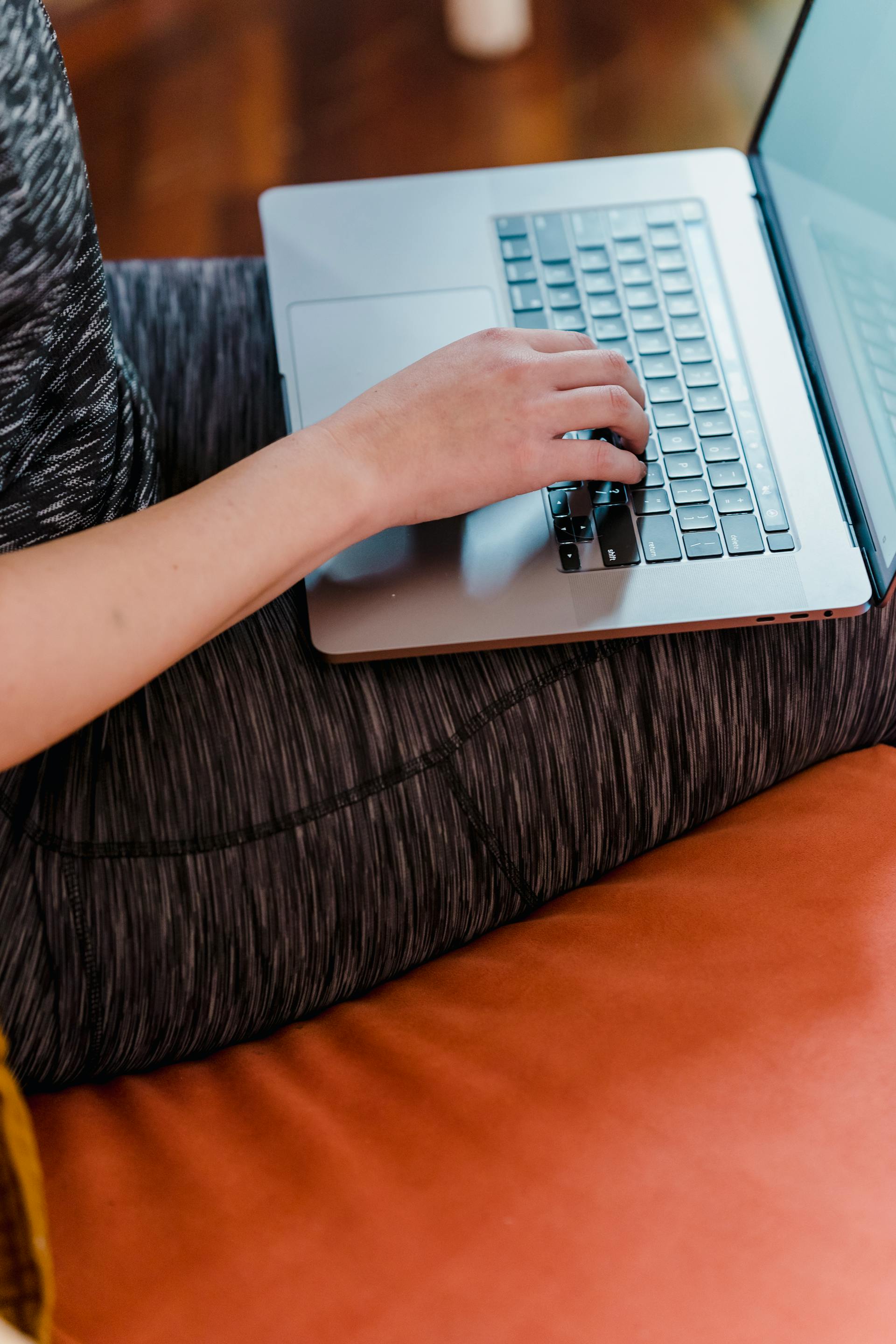 Une femme utilisant son ordinateur portable | Source : Pexels