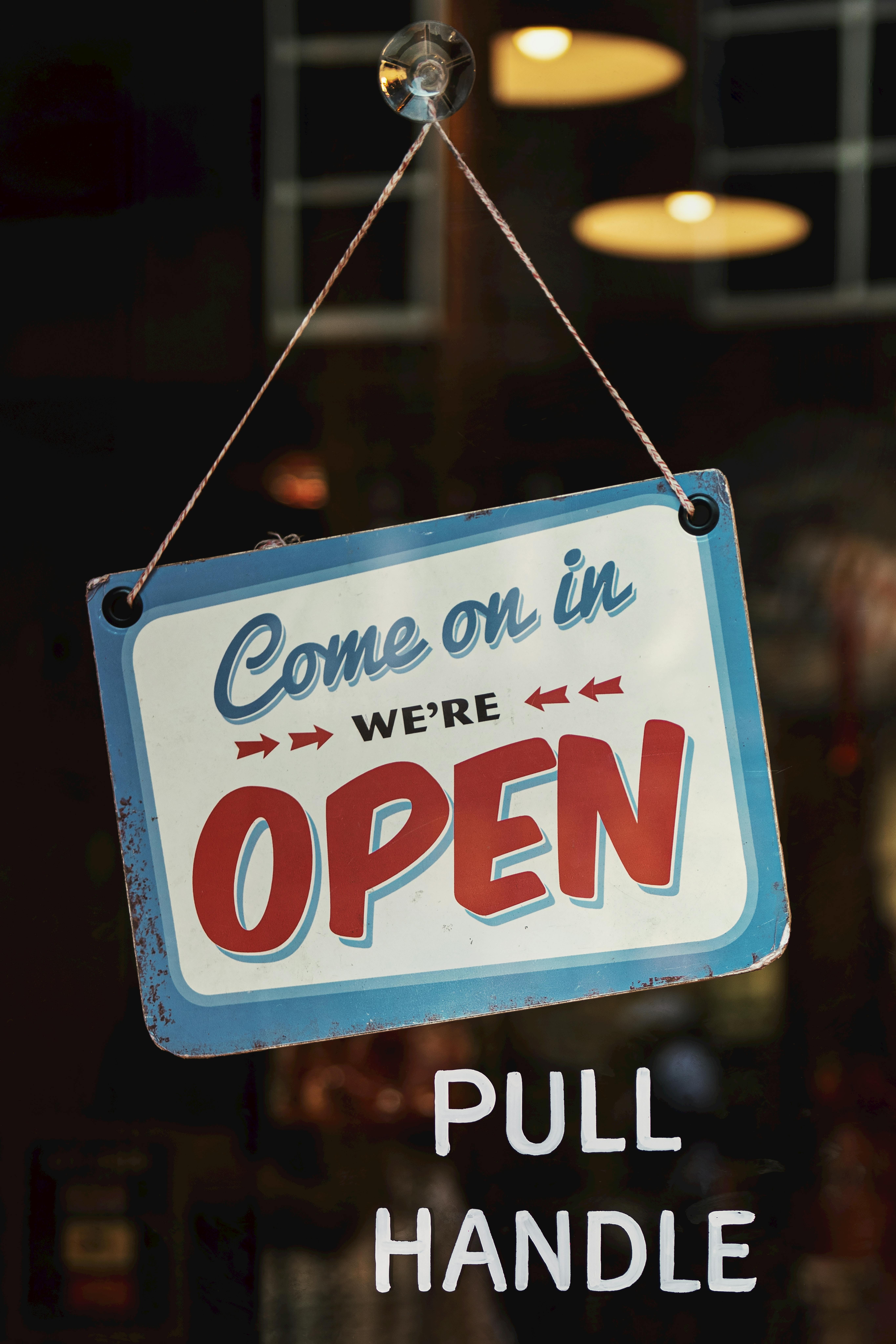 Un panneau sur une porte | Source : Pexels