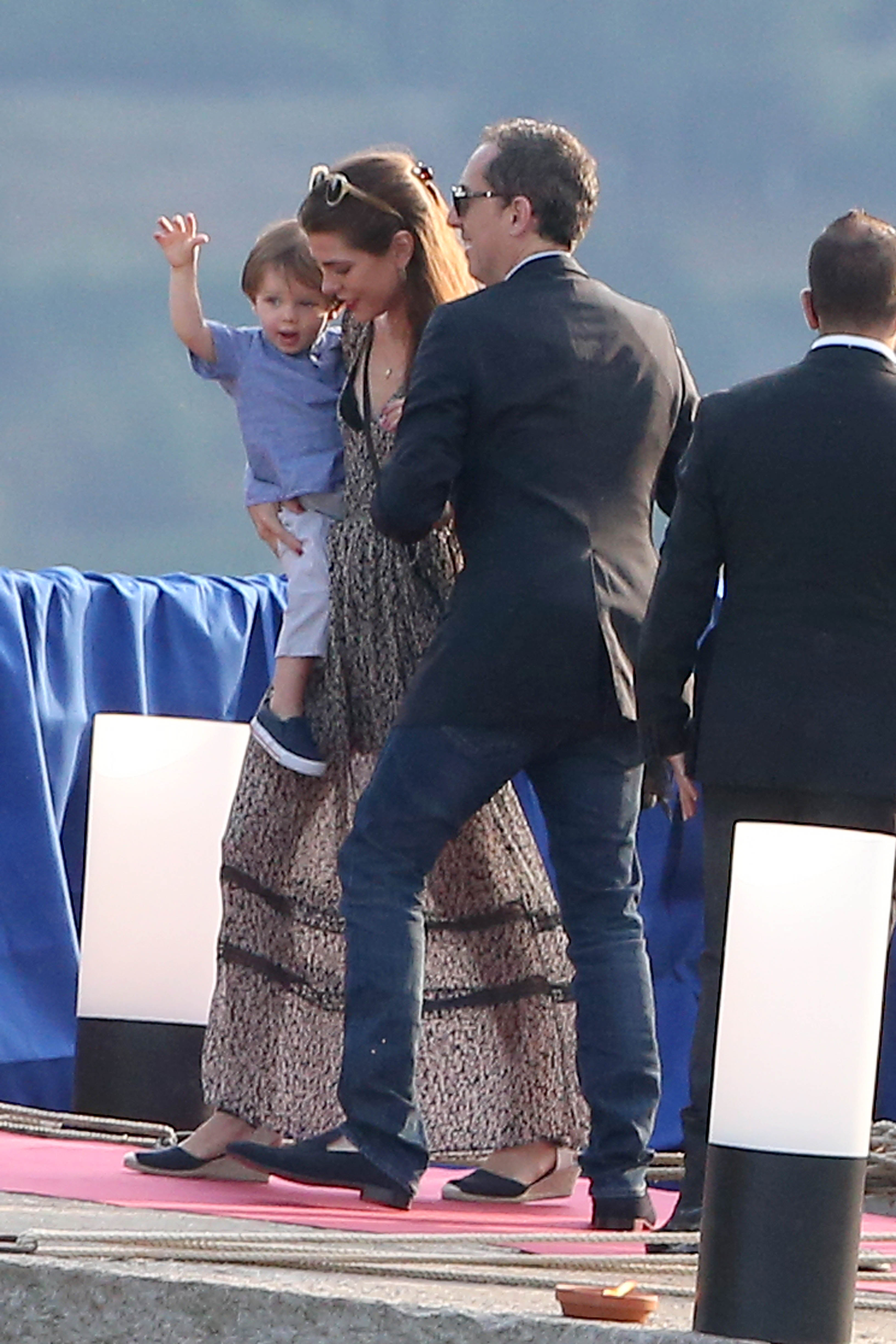 Charlotte Casiraghi, Raphael Elmaleh et Gad Elmaleh arrivent à la fête de bienvenue du mariage de Pierre Casiraghi et Beatrice Borromeo le 31 juillet 2015 à Isola Grande, Stresa, Italie I Source : Getty Images